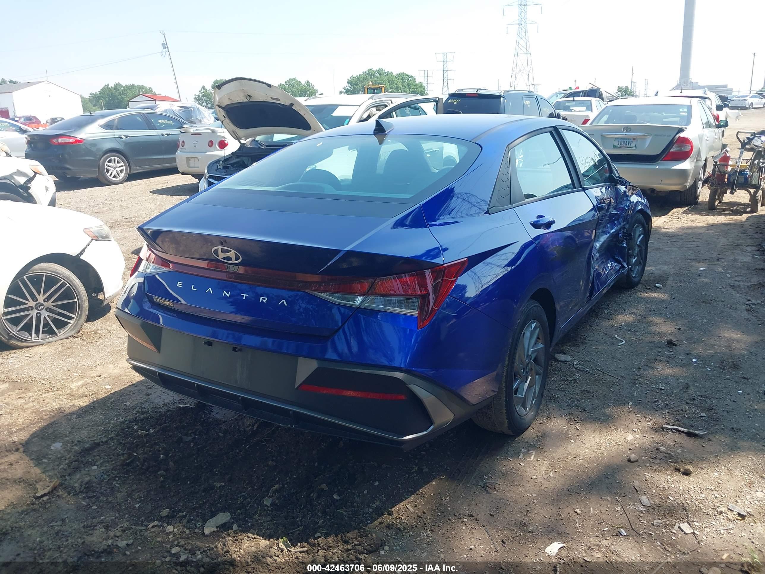 HYUNDAI ELANTRA image 4