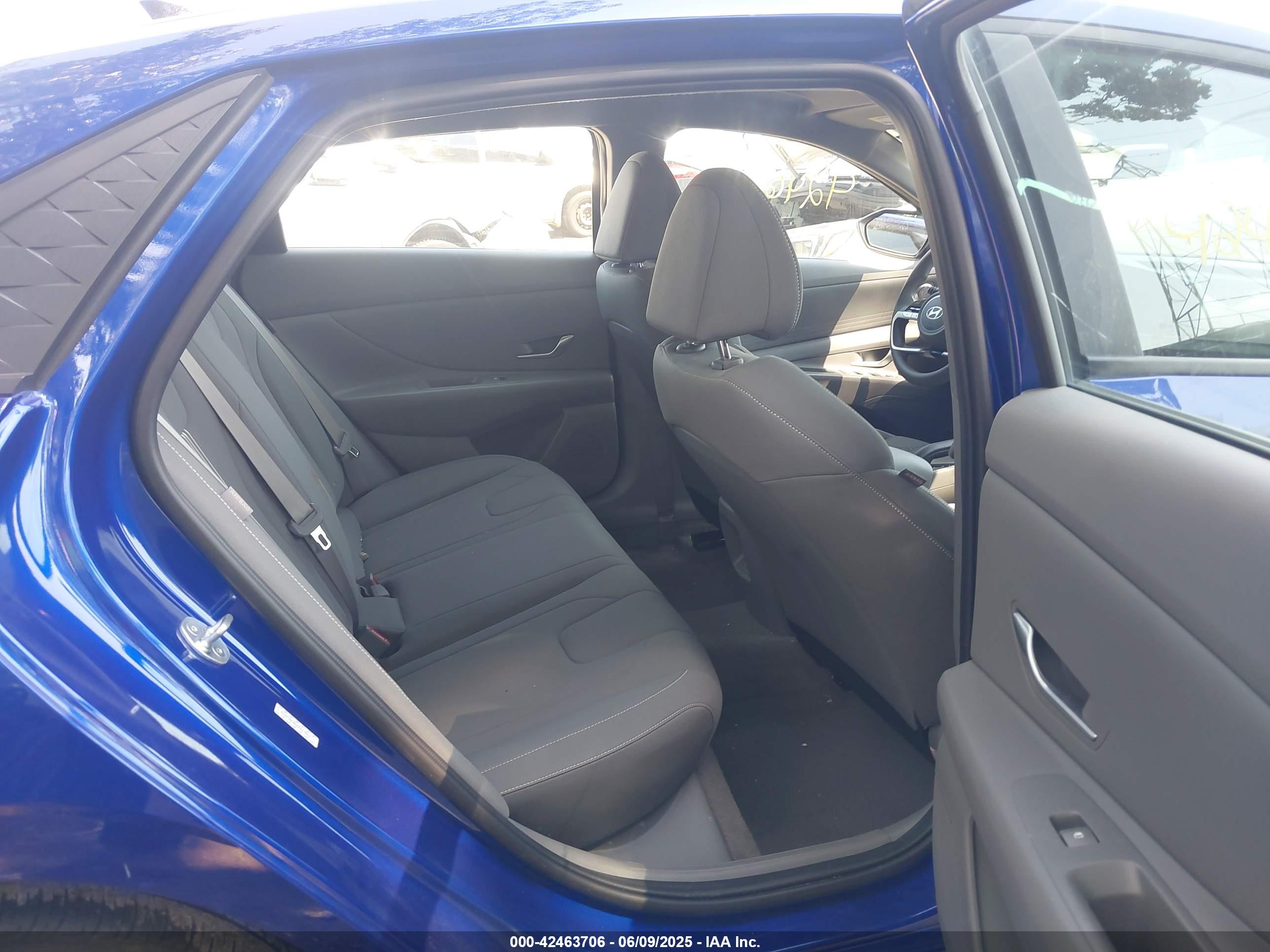 HYUNDAI ELANTRA image 8