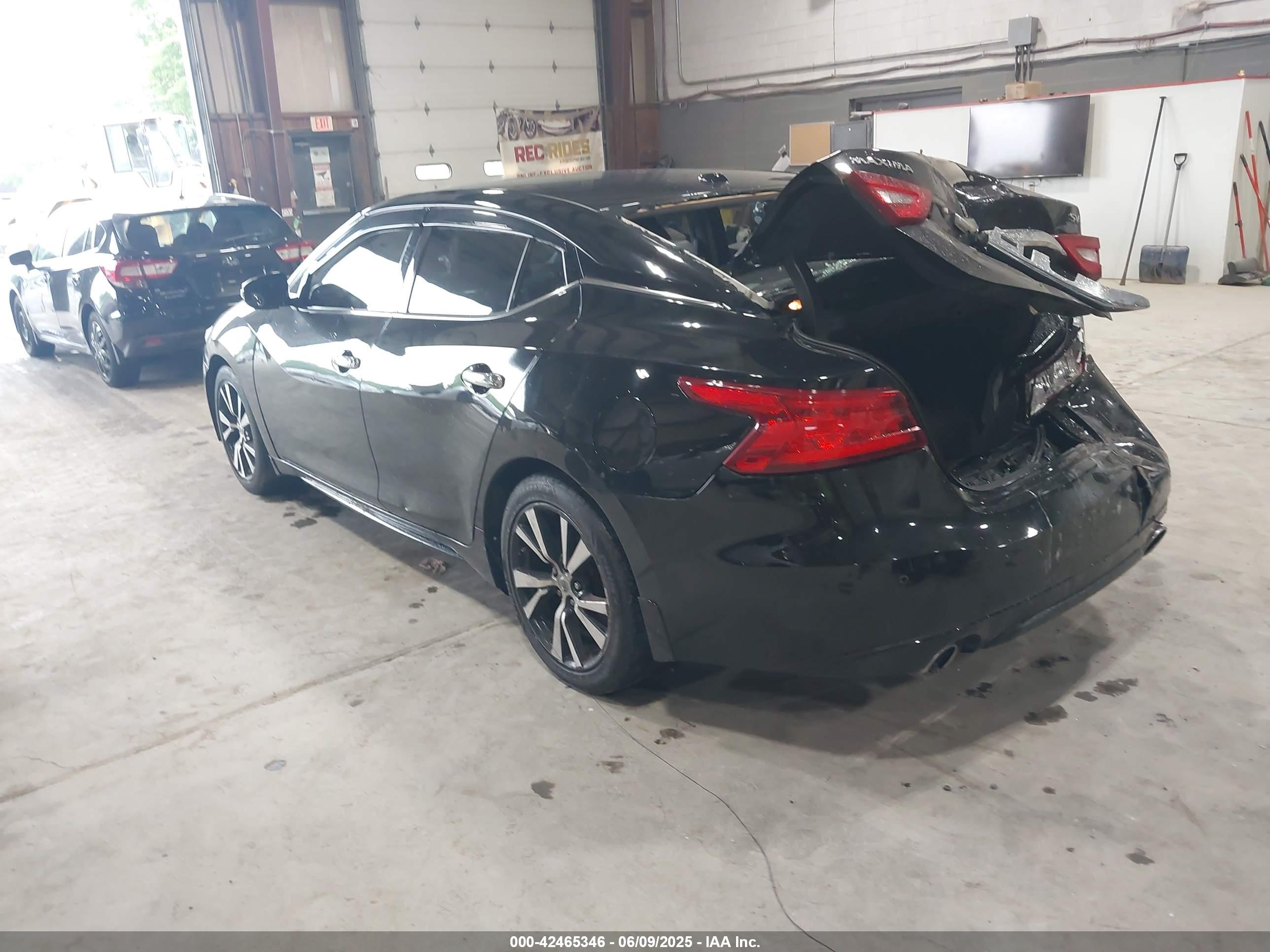 NISSAN MAXIMA image 3