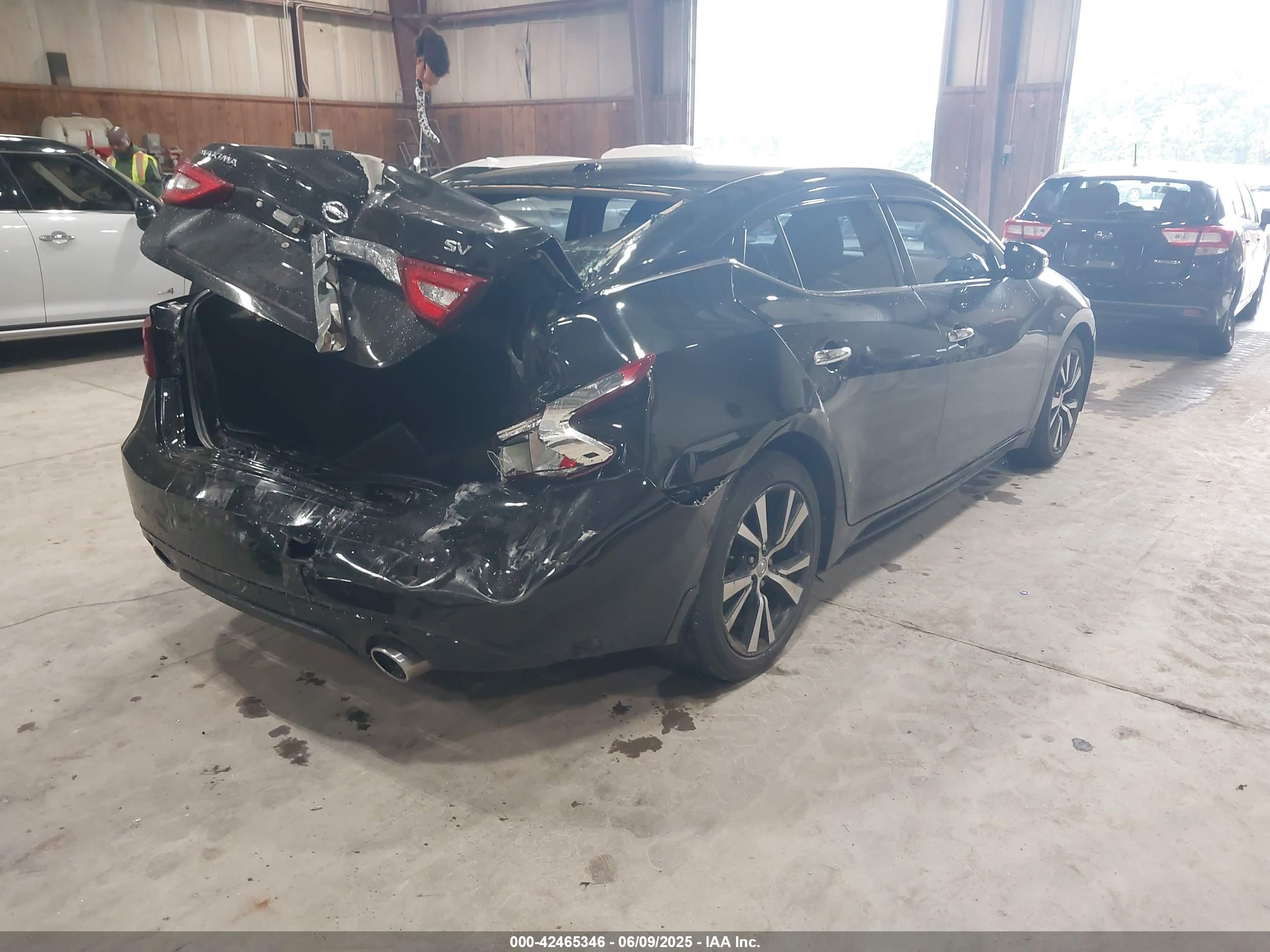NISSAN MAXIMA image 4
