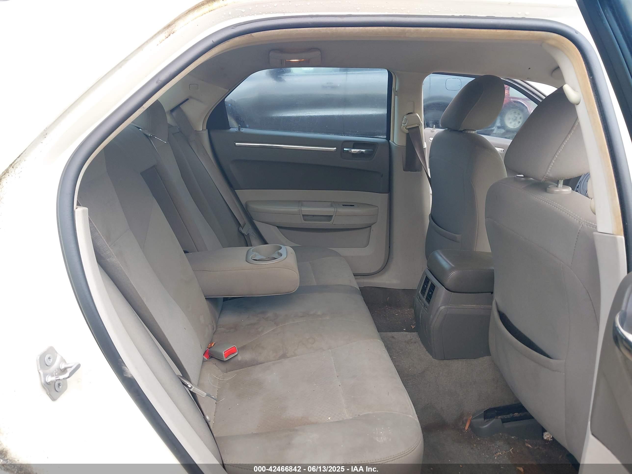 CHRYSLER 300 image 8