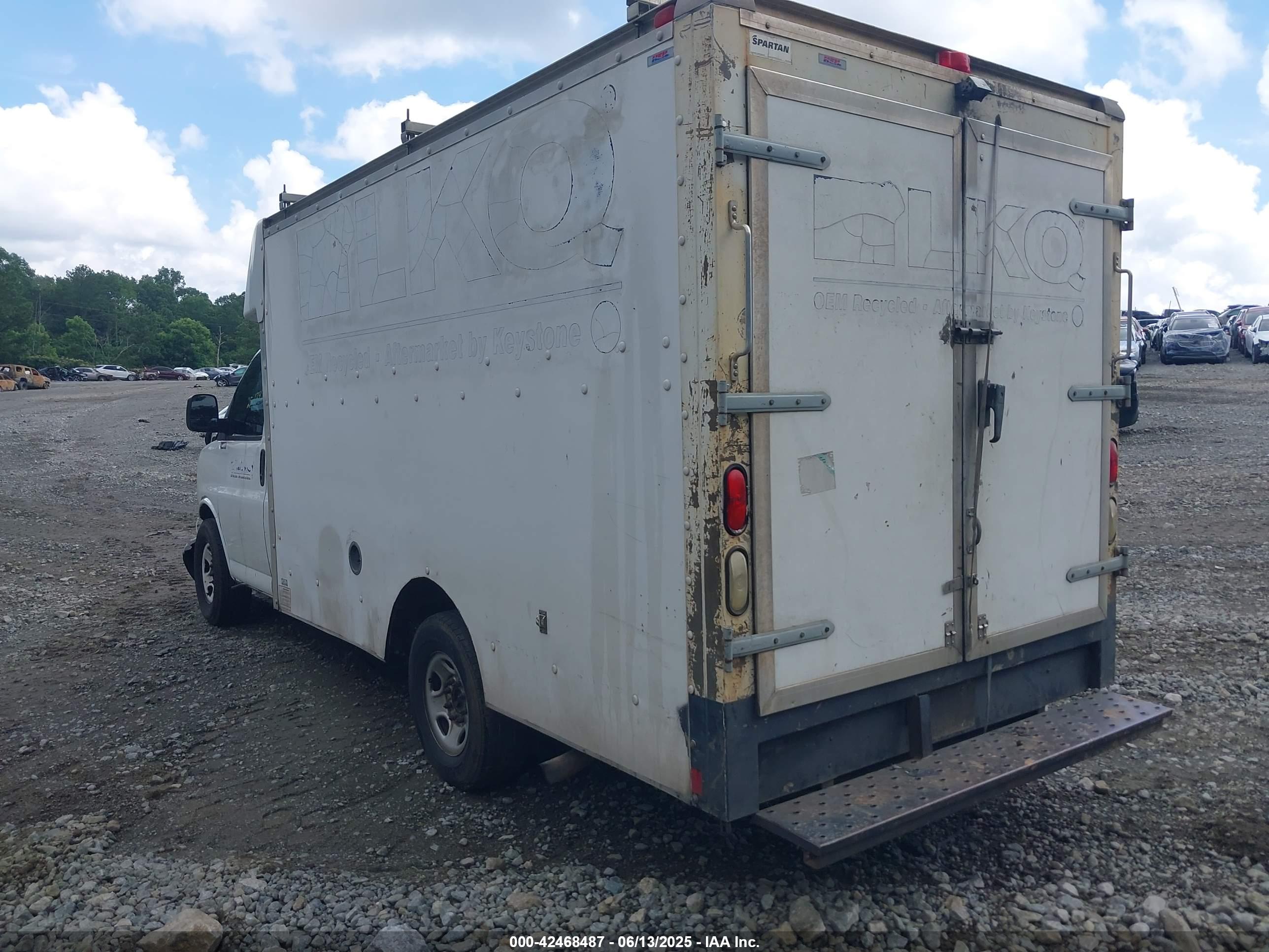 CHEVROLET EXPRESS image 3