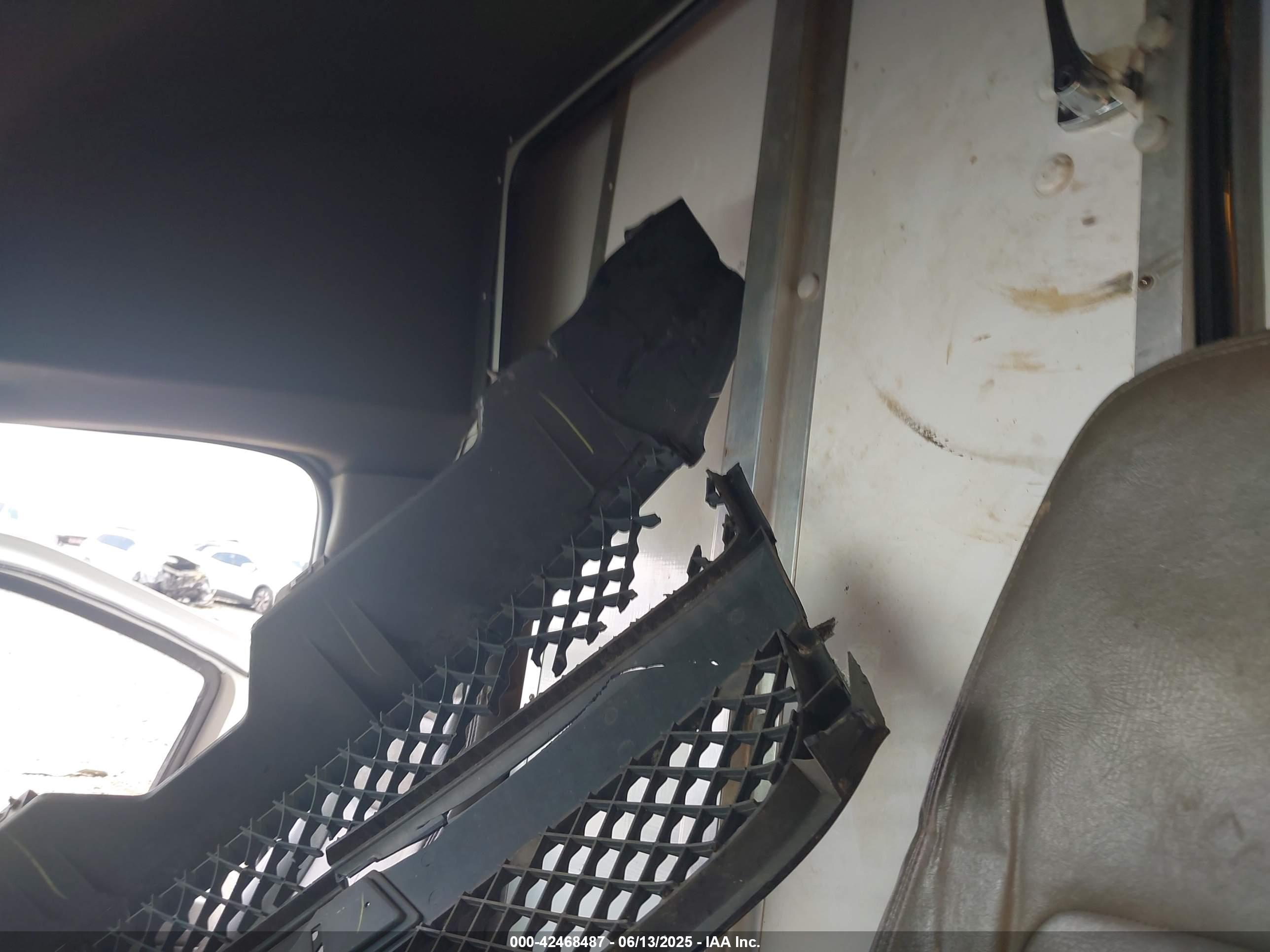 CHEVROLET EXPRESS image 8