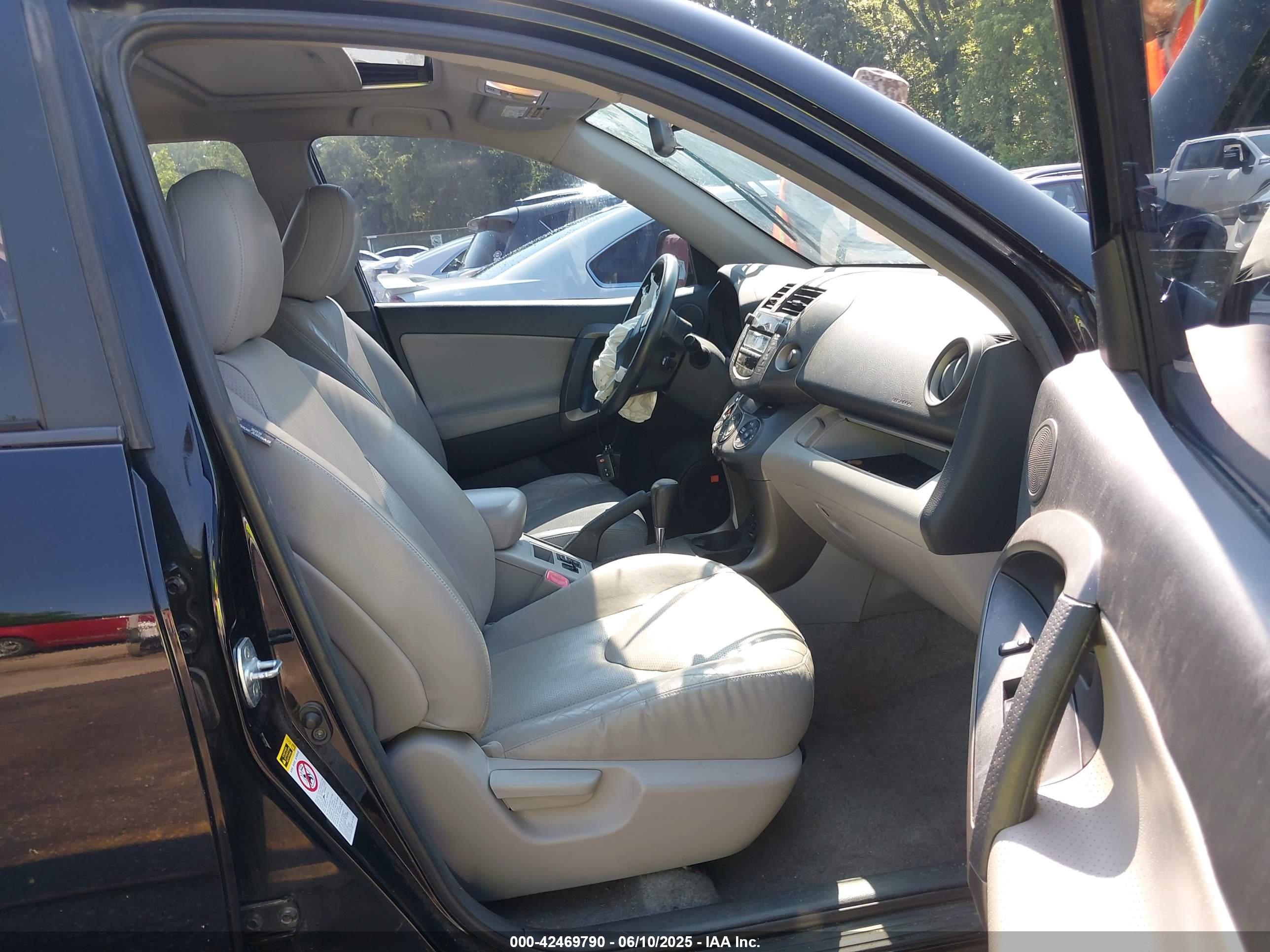 TOYOTA RAV4 image 5
