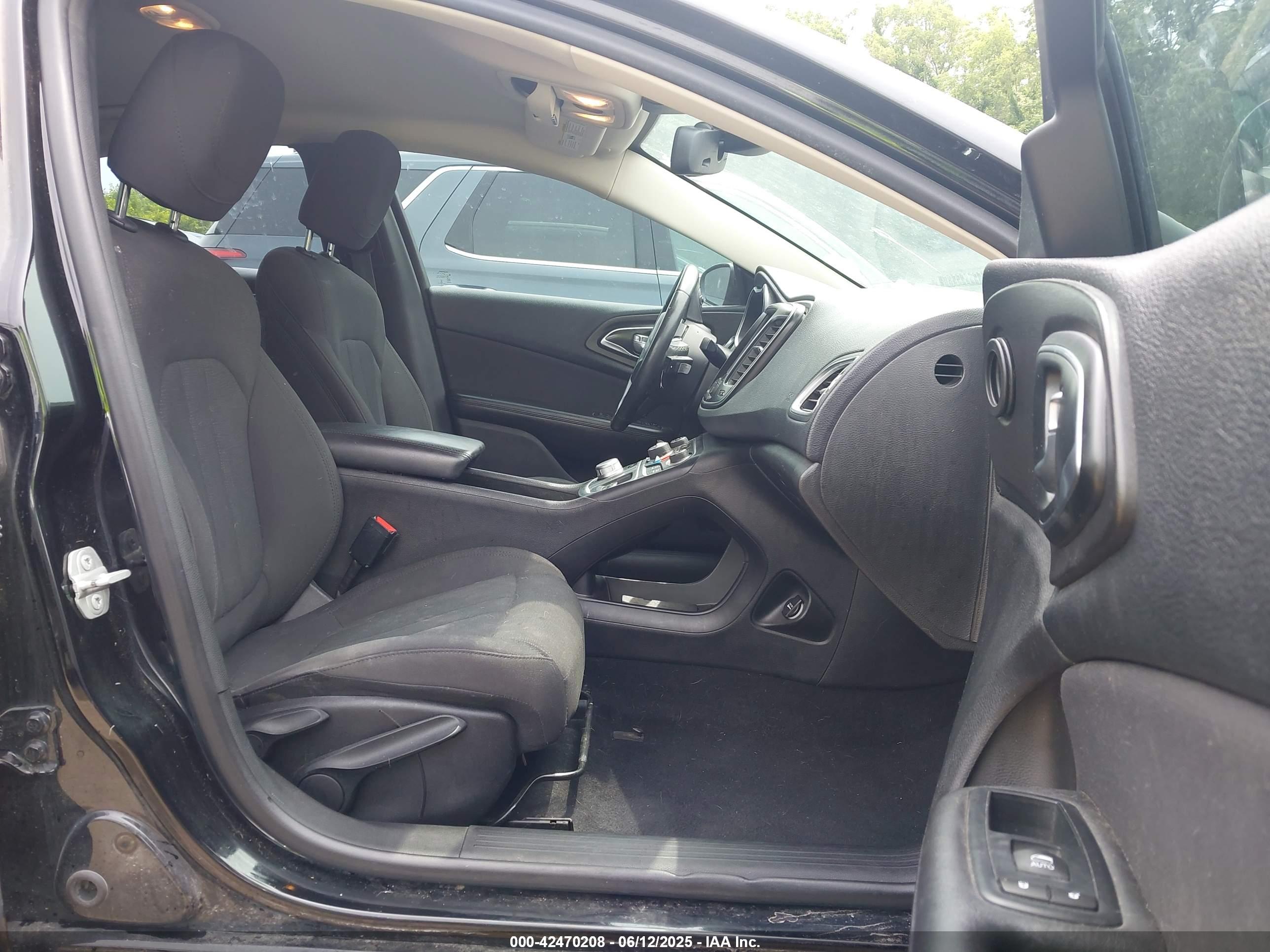 CHRYSLER 200 image 5