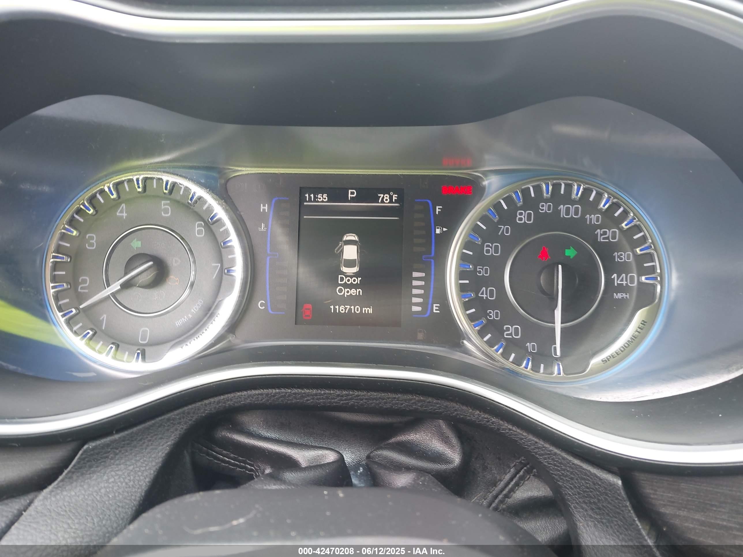 CHRYSLER 200 image 7