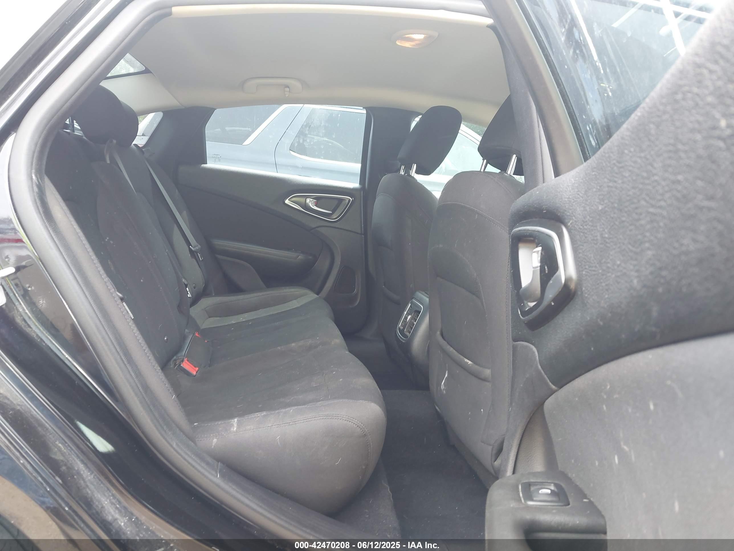 CHRYSLER 200 image 8