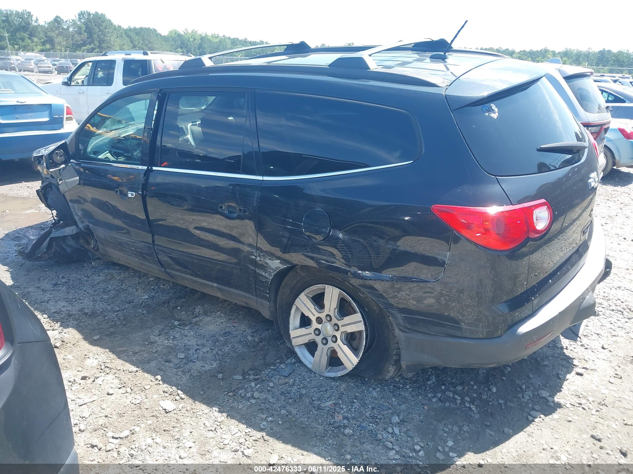 CHEVROLET TRAVERSE image 3