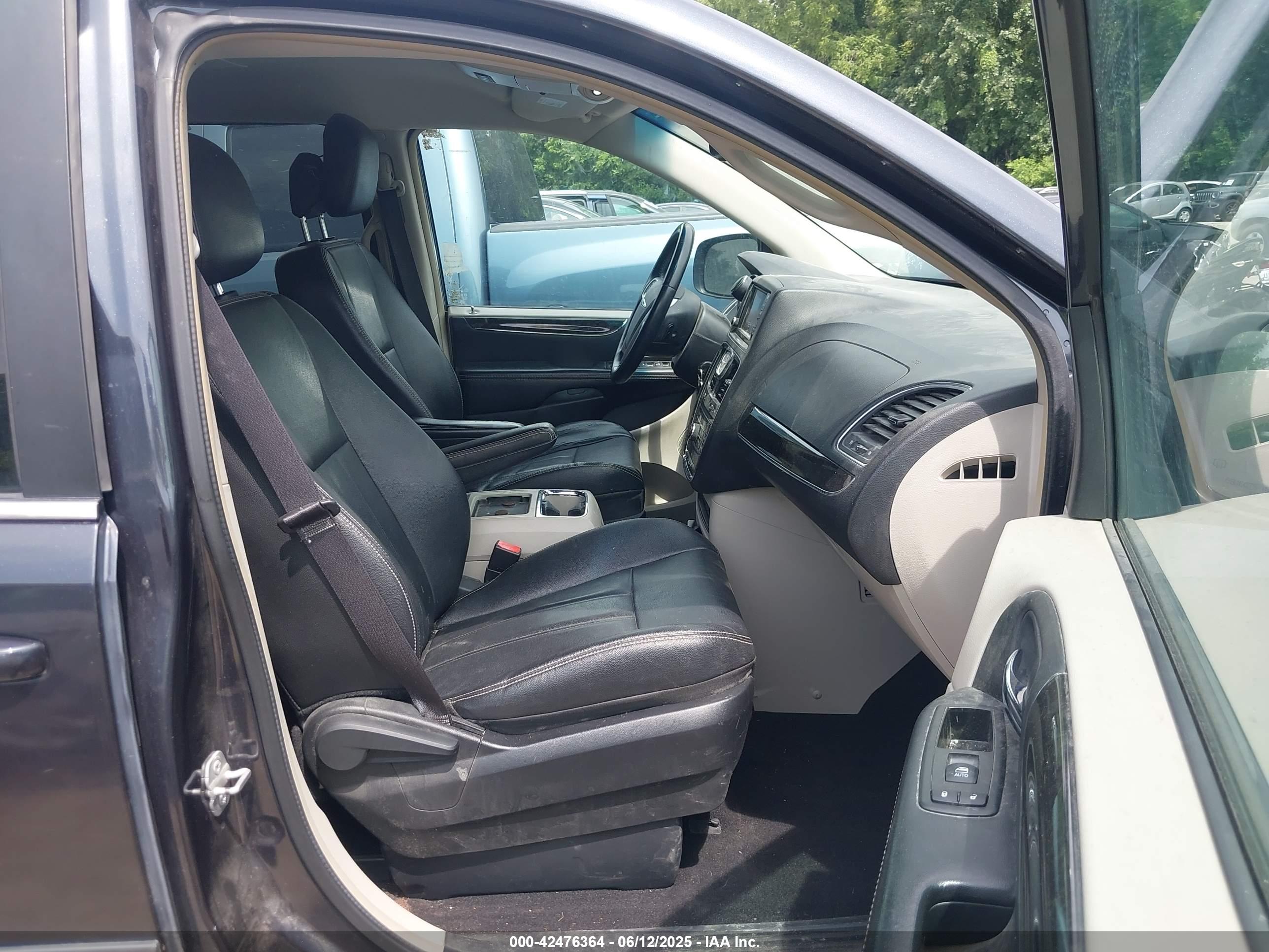 CHRYSLER TOWN image 5