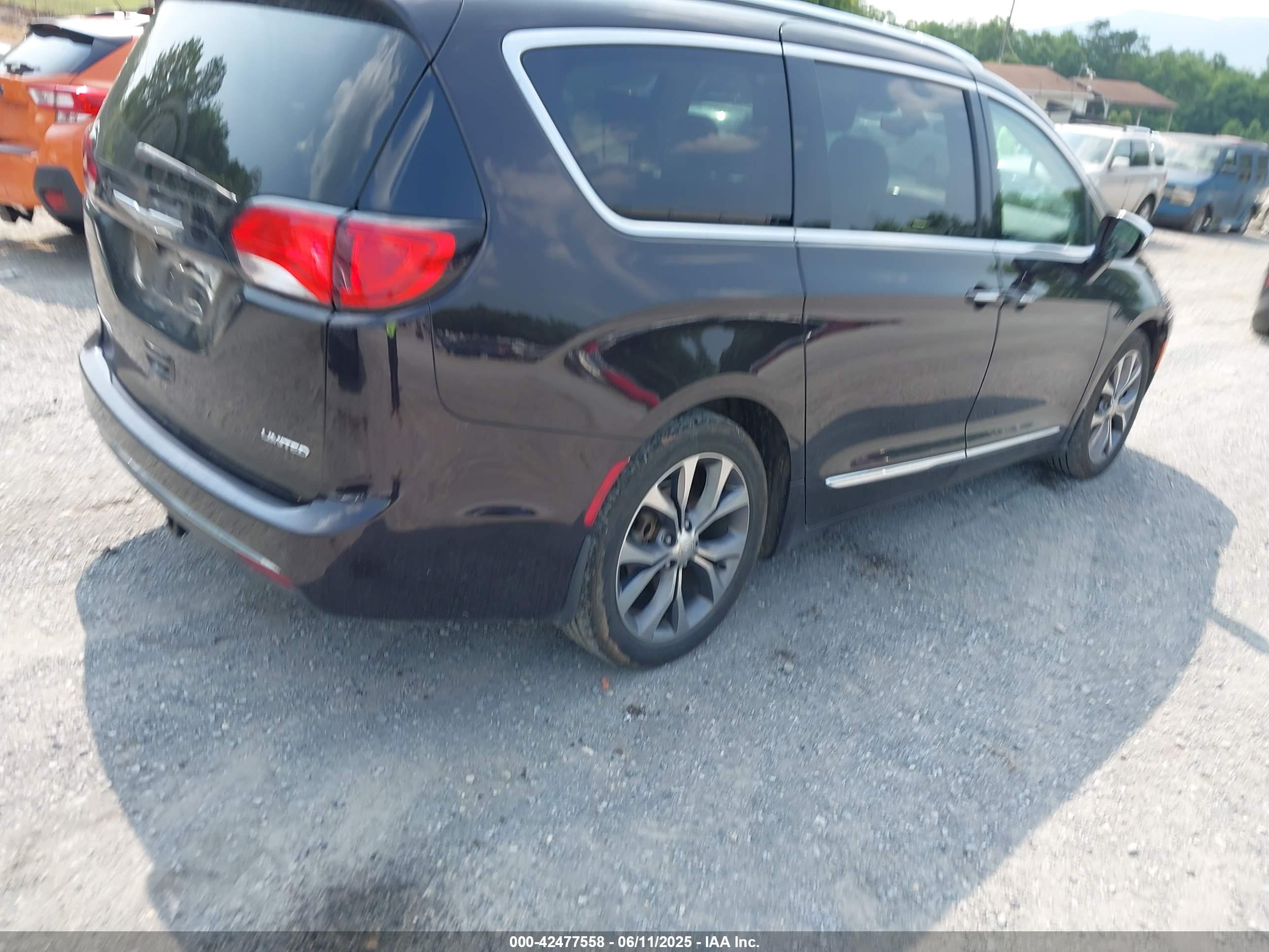 CHRYSLER PACIFICA image 4