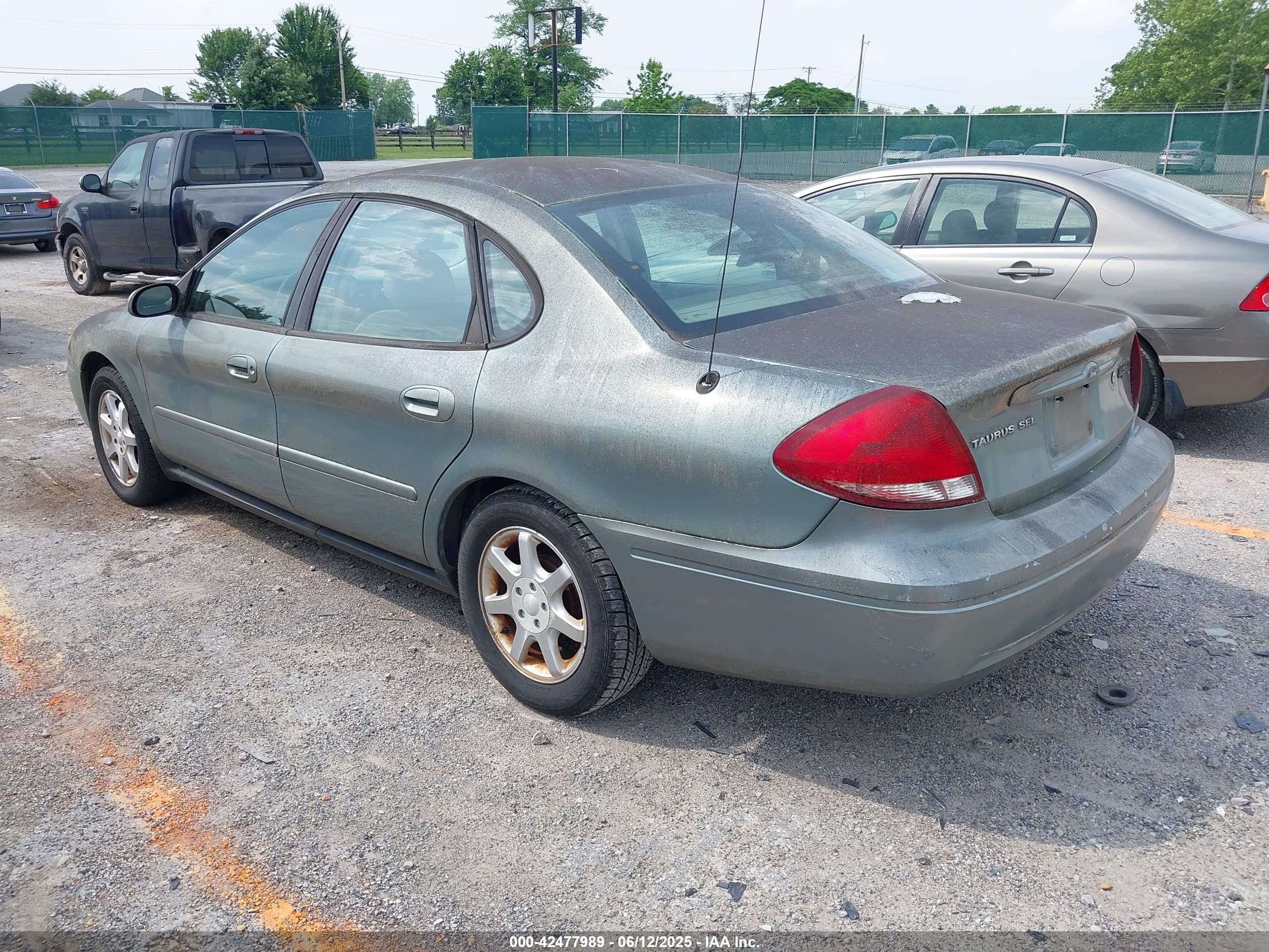 FORD TAURUS image 3