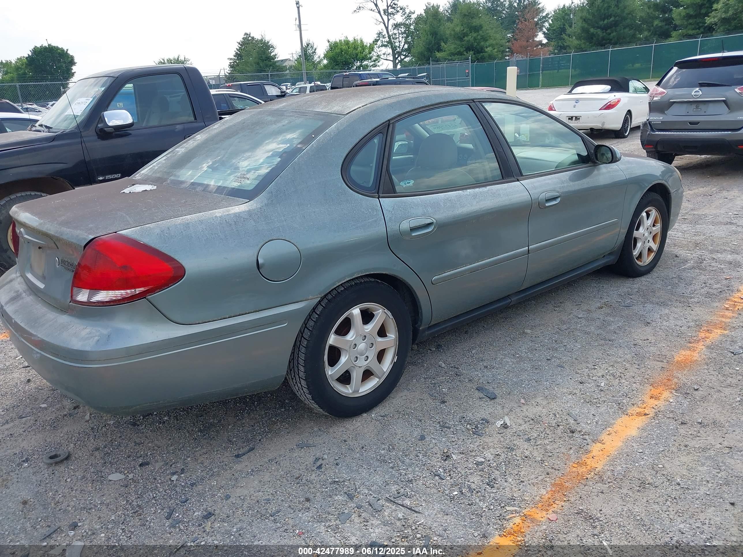 FORD TAURUS image 4