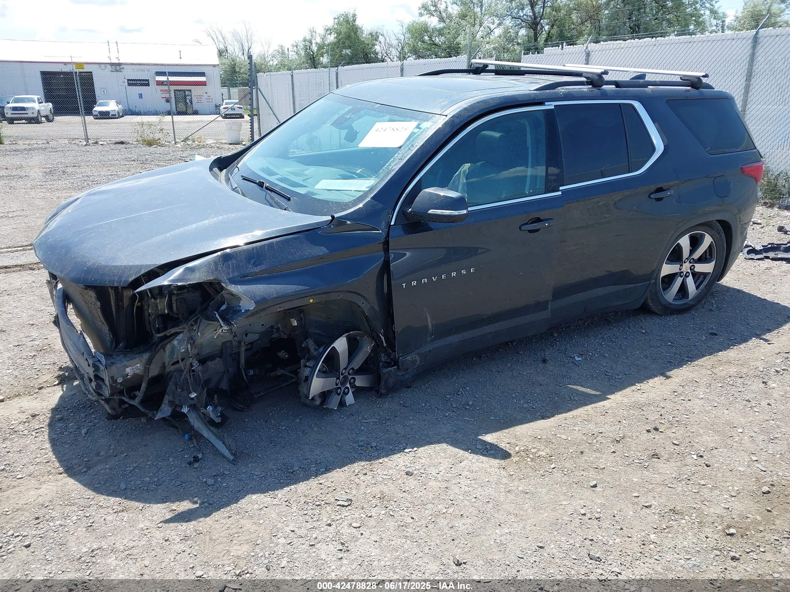 CHEVROLET TRAVERSE image 2