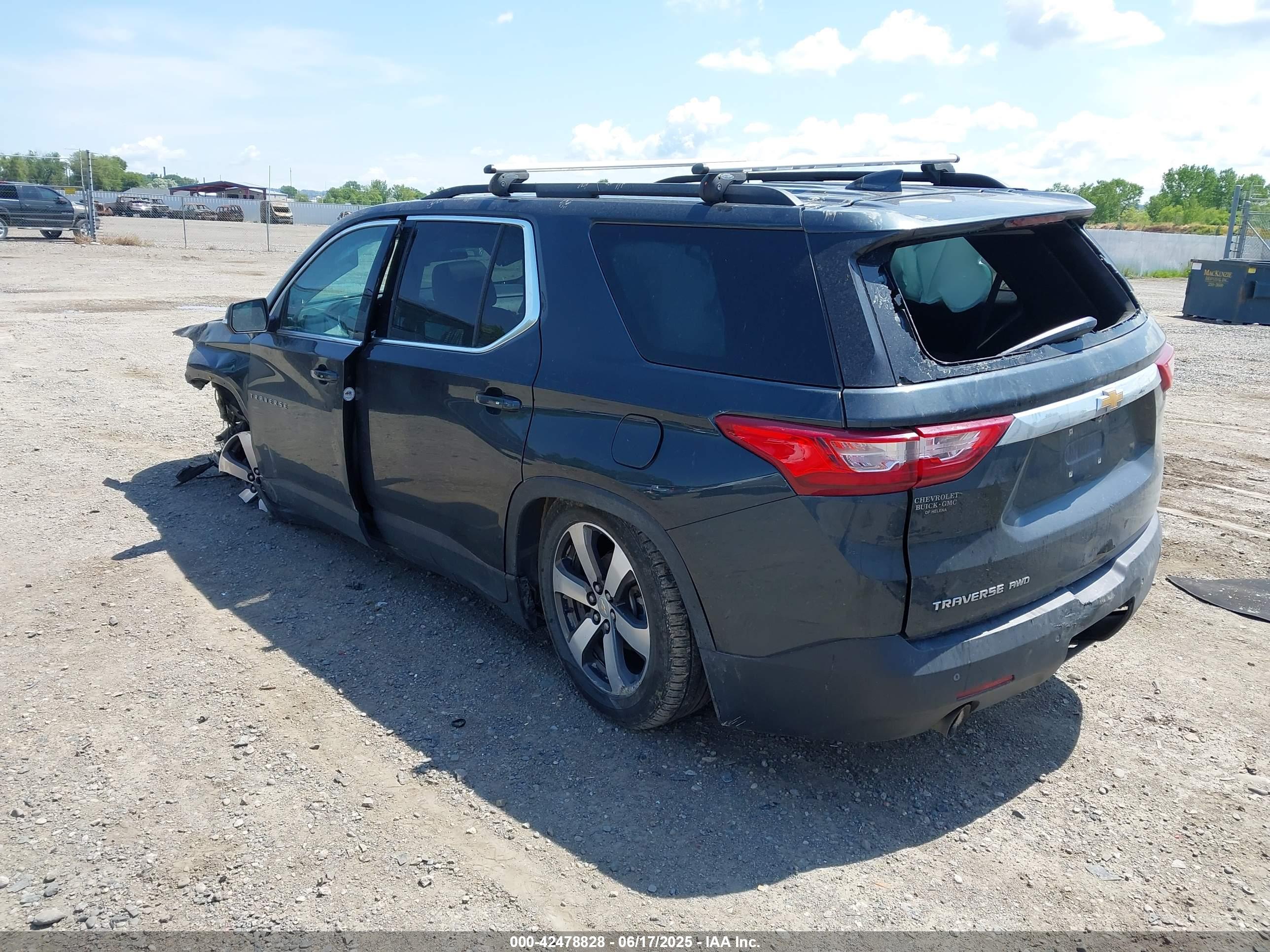 CHEVROLET TRAVERSE image 3