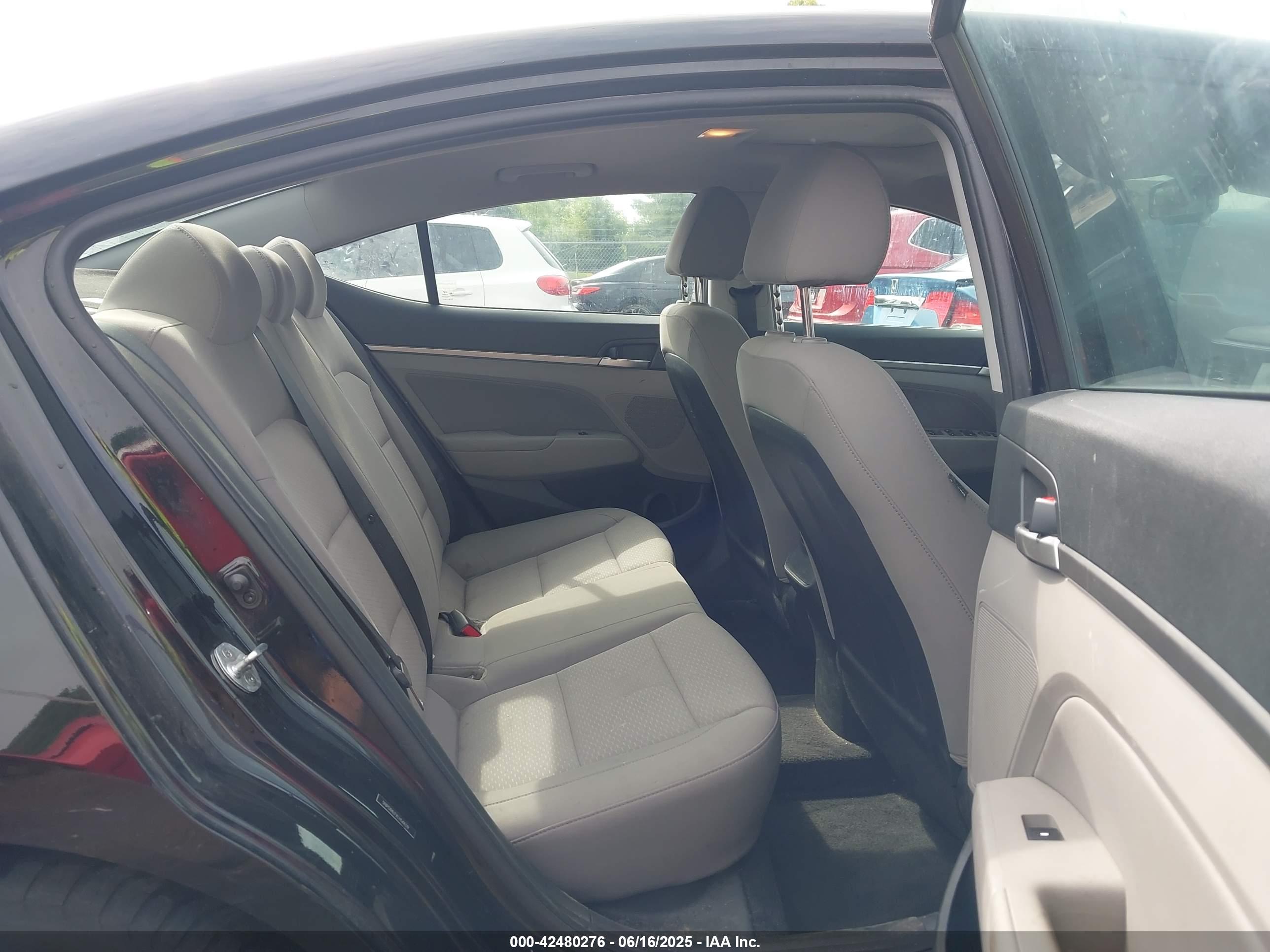 HYUNDAI ELANTRA image 8