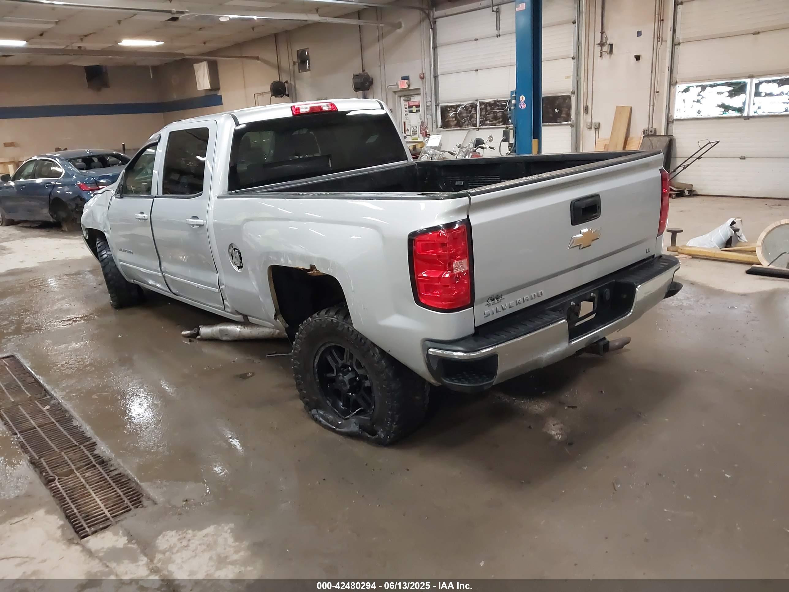 CHEVROLET SILVERADO image 3