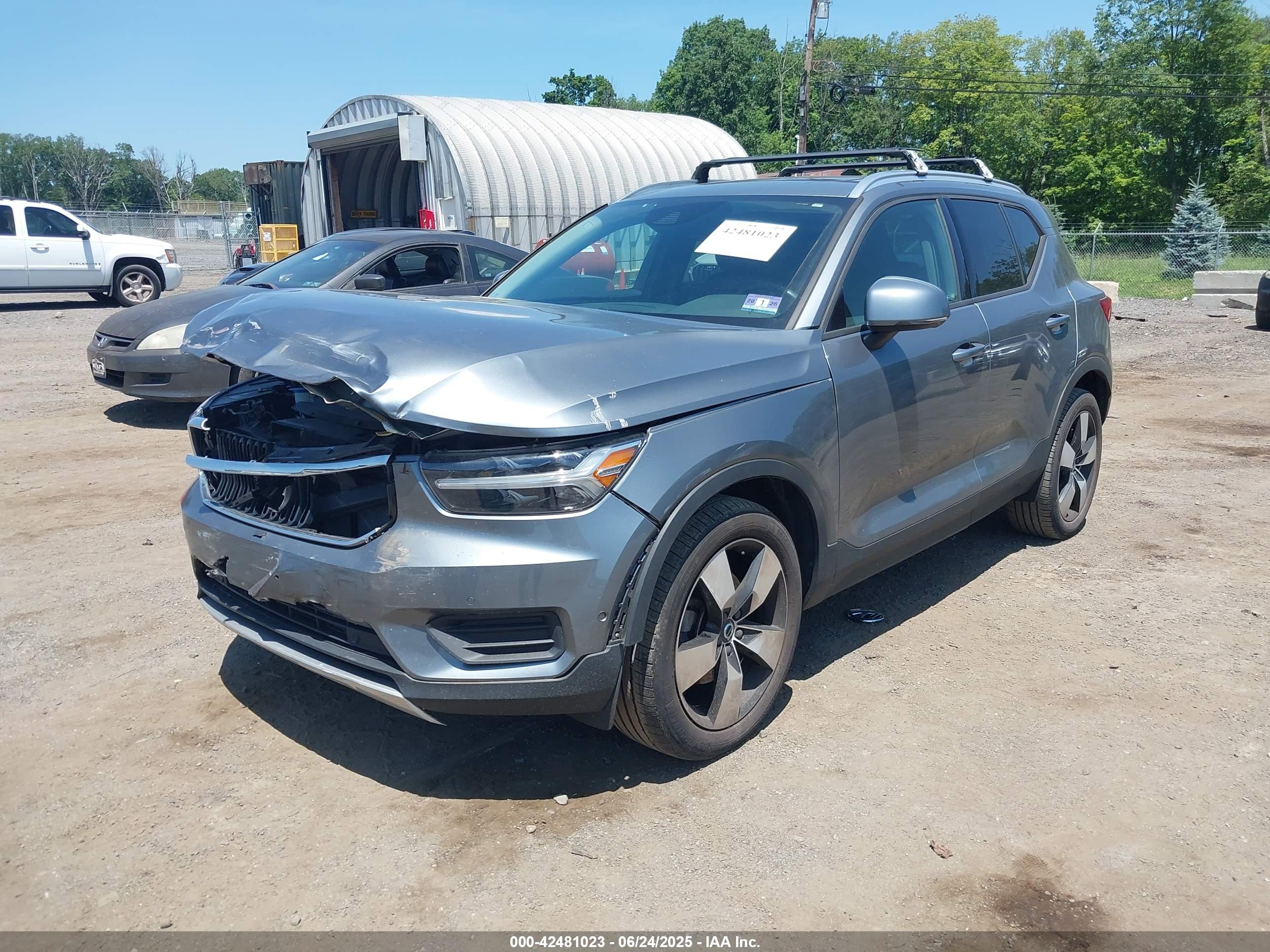 VOLVO XC40 image 2