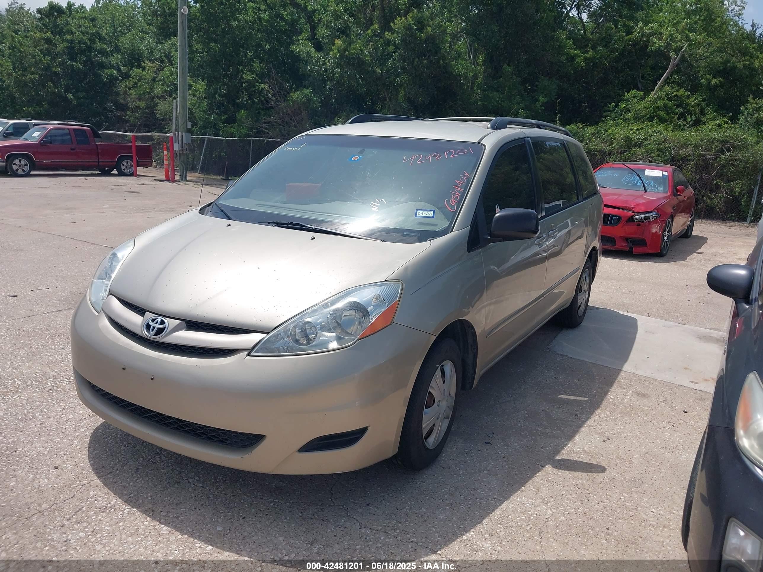 TOYOTA SIENNA image 2
