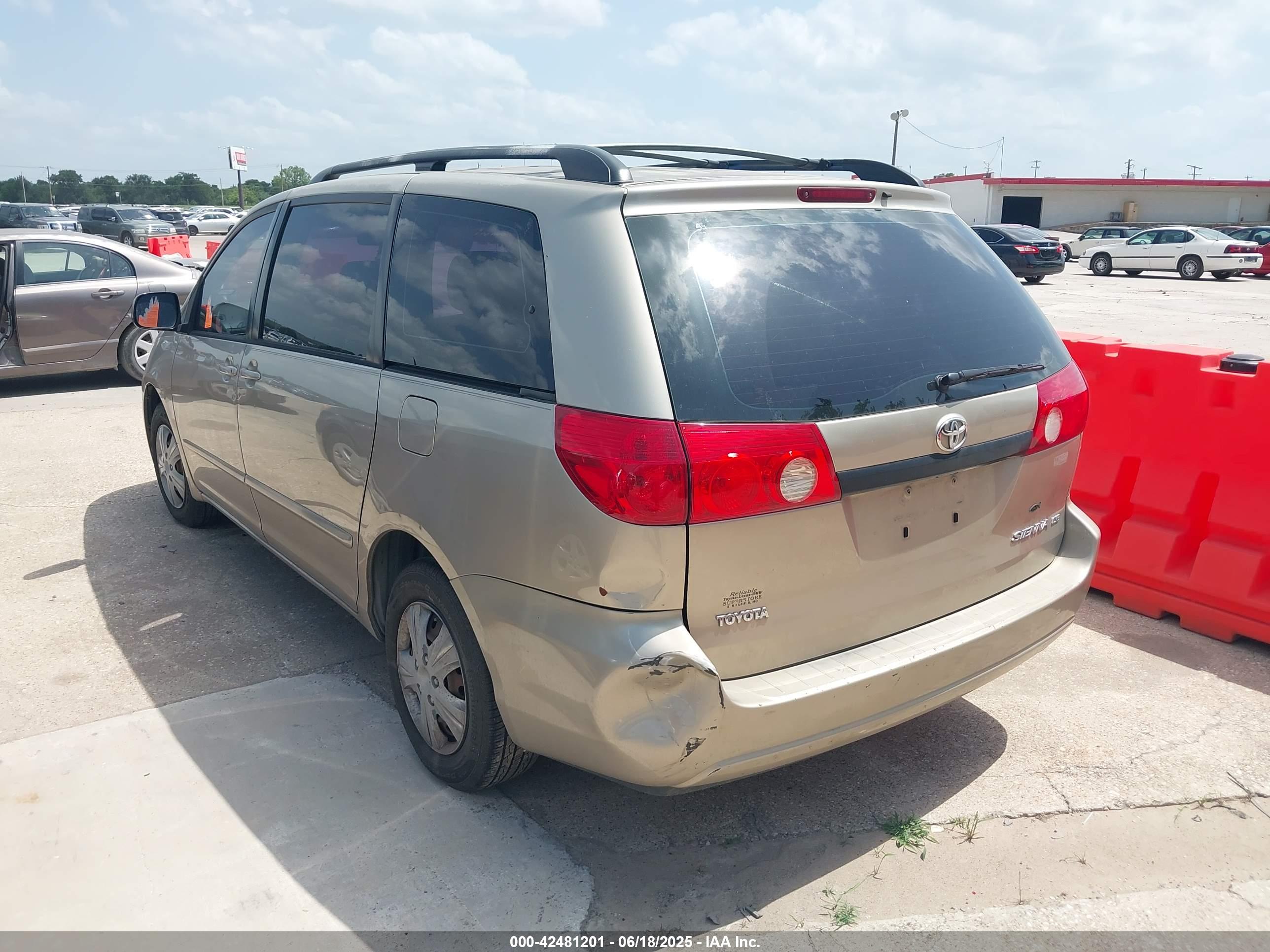 TOYOTA SIENNA image 3