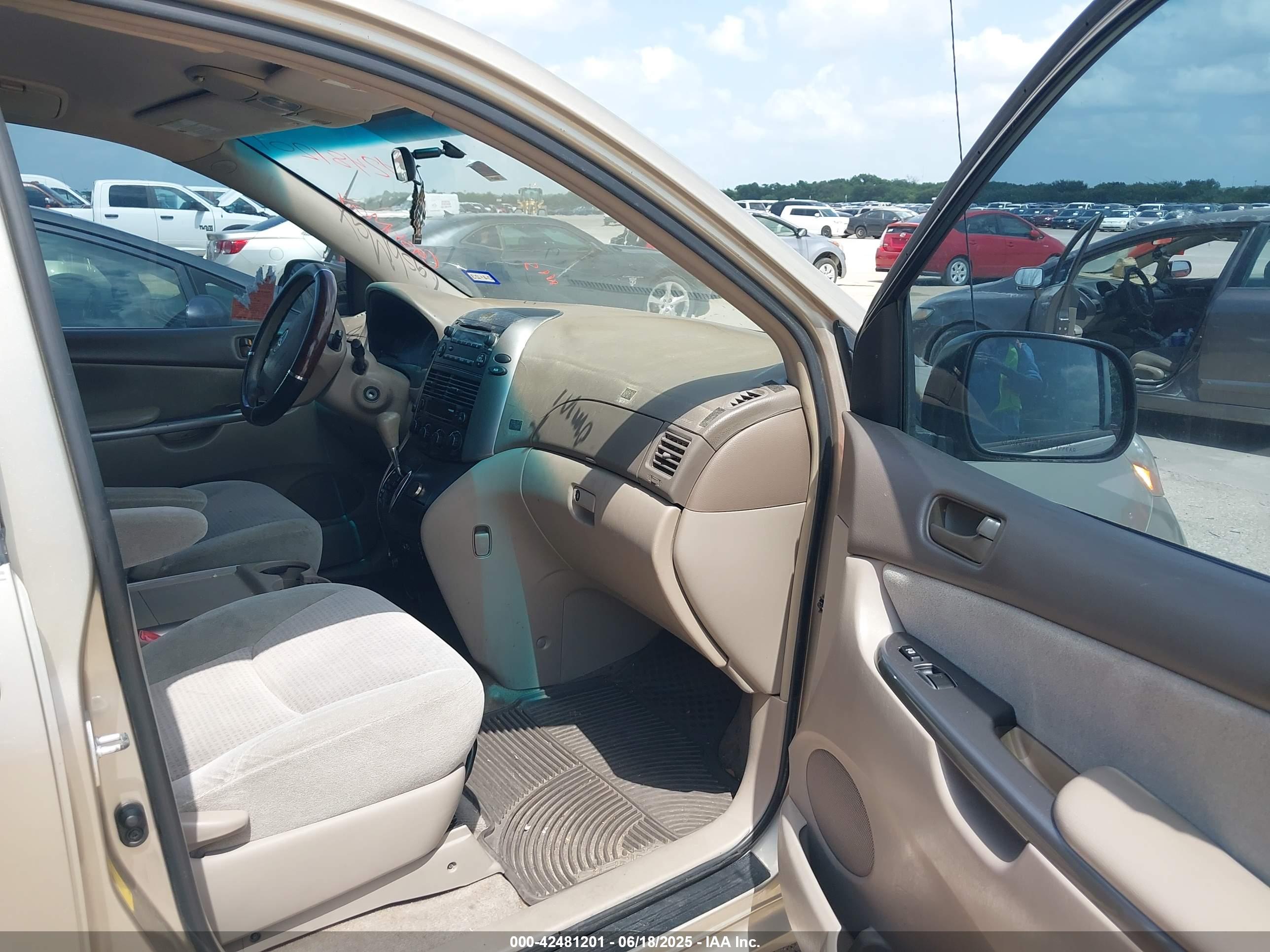 TOYOTA SIENNA image 5