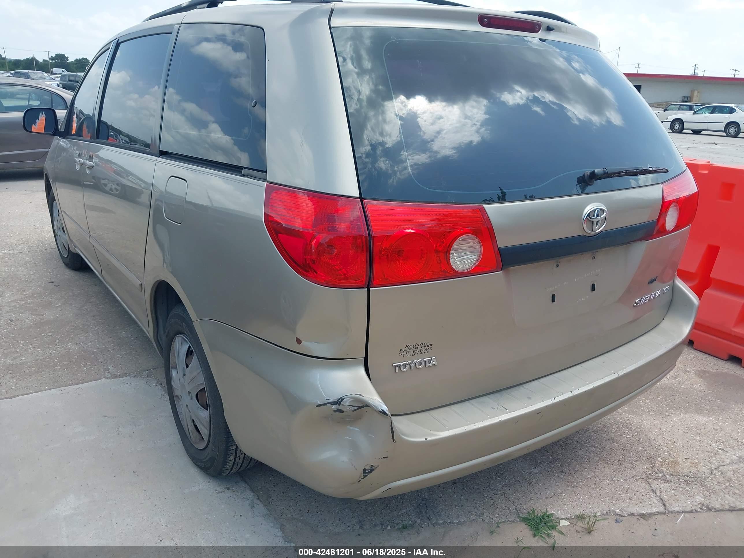 TOYOTA SIENNA image 6