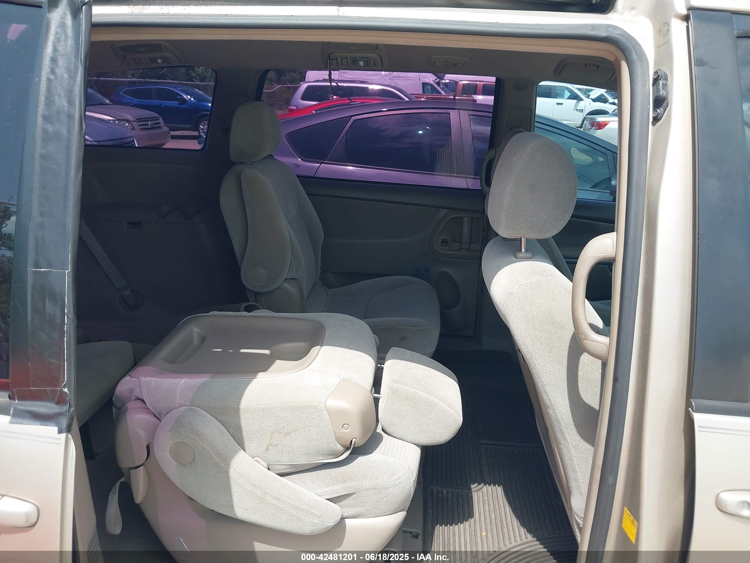 TOYOTA SIENNA image 8