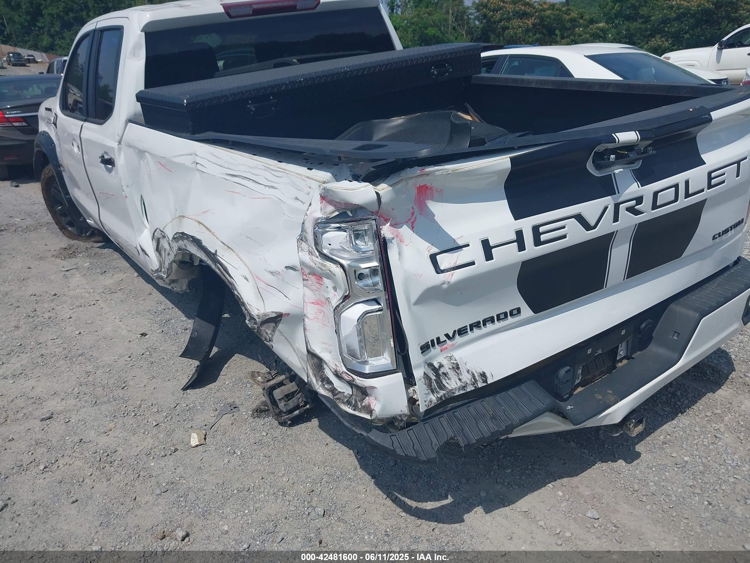 CHEVROLET SILVERADO image 6
