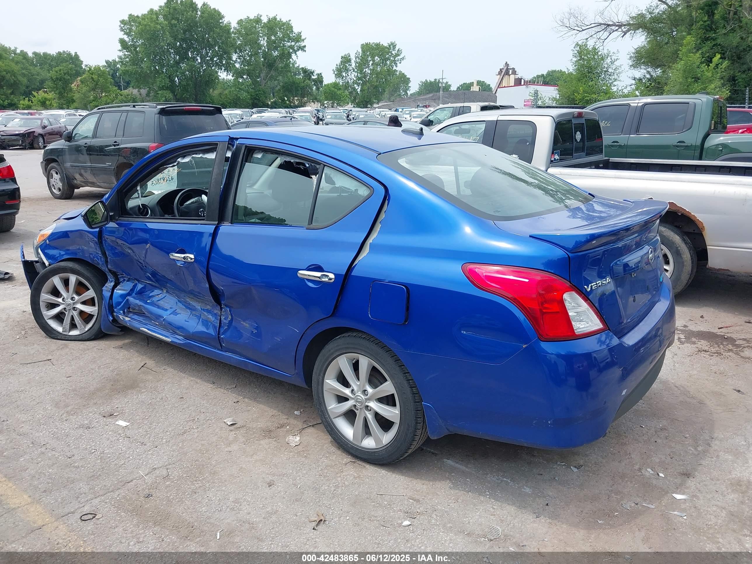 NISSAN VERSA image 3