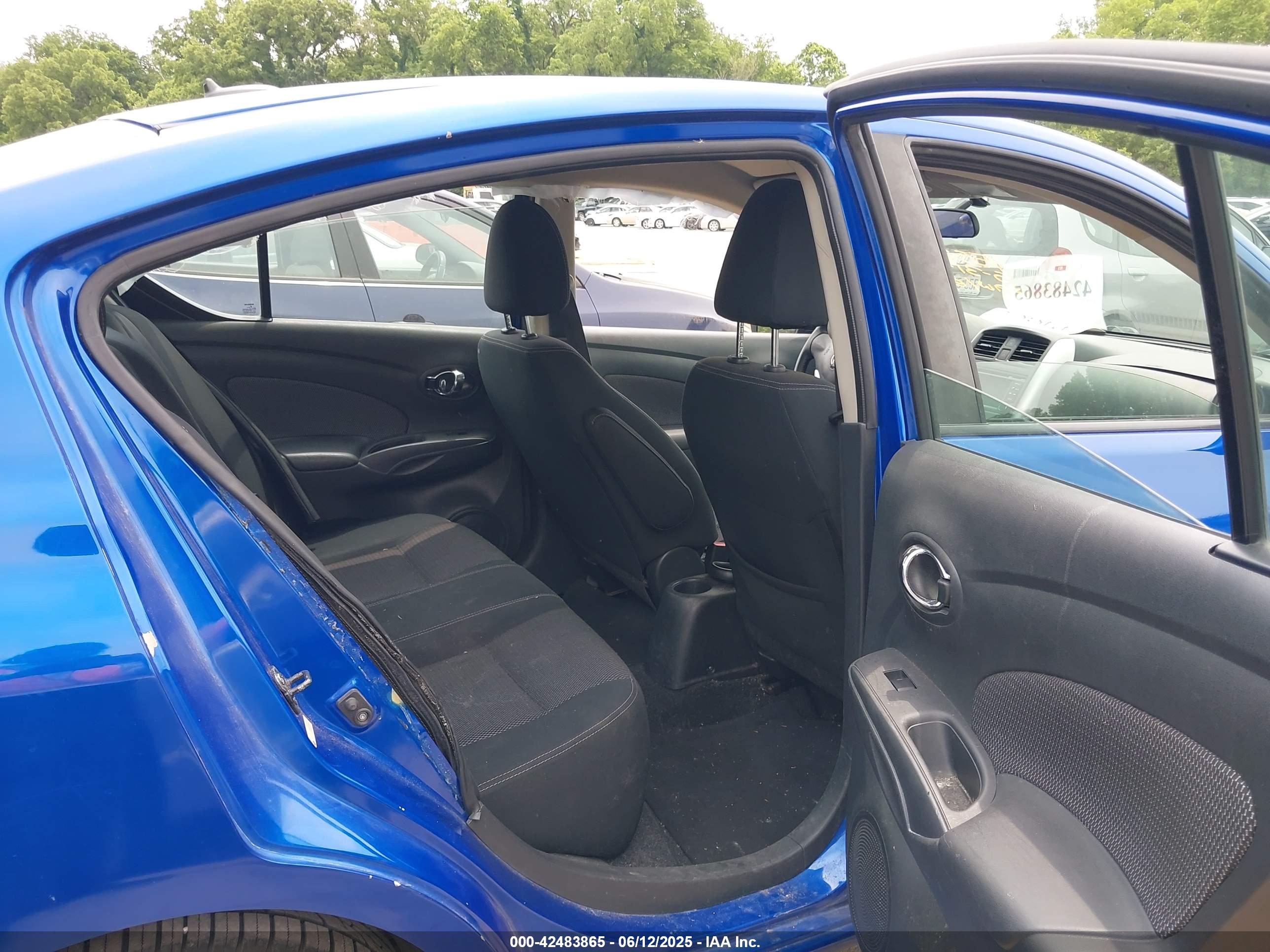 NISSAN VERSA image 8