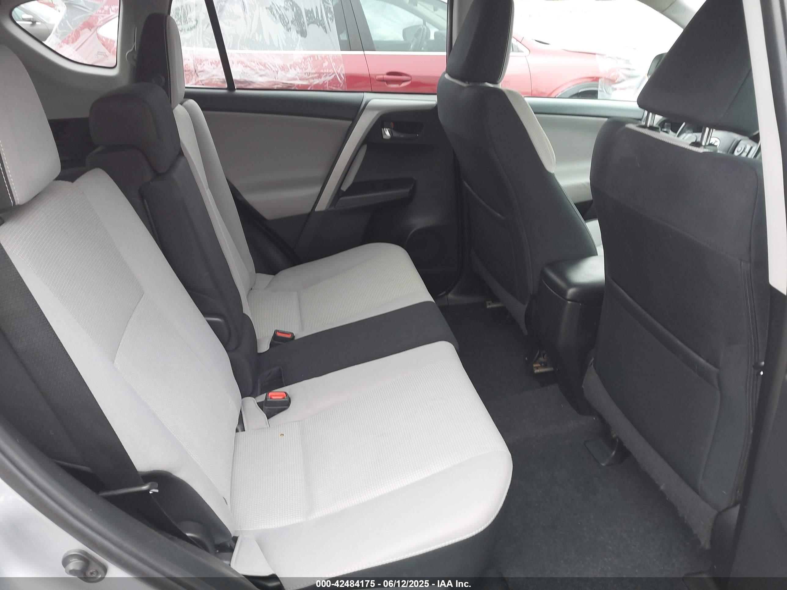 TOYOTA RAV4 image 8