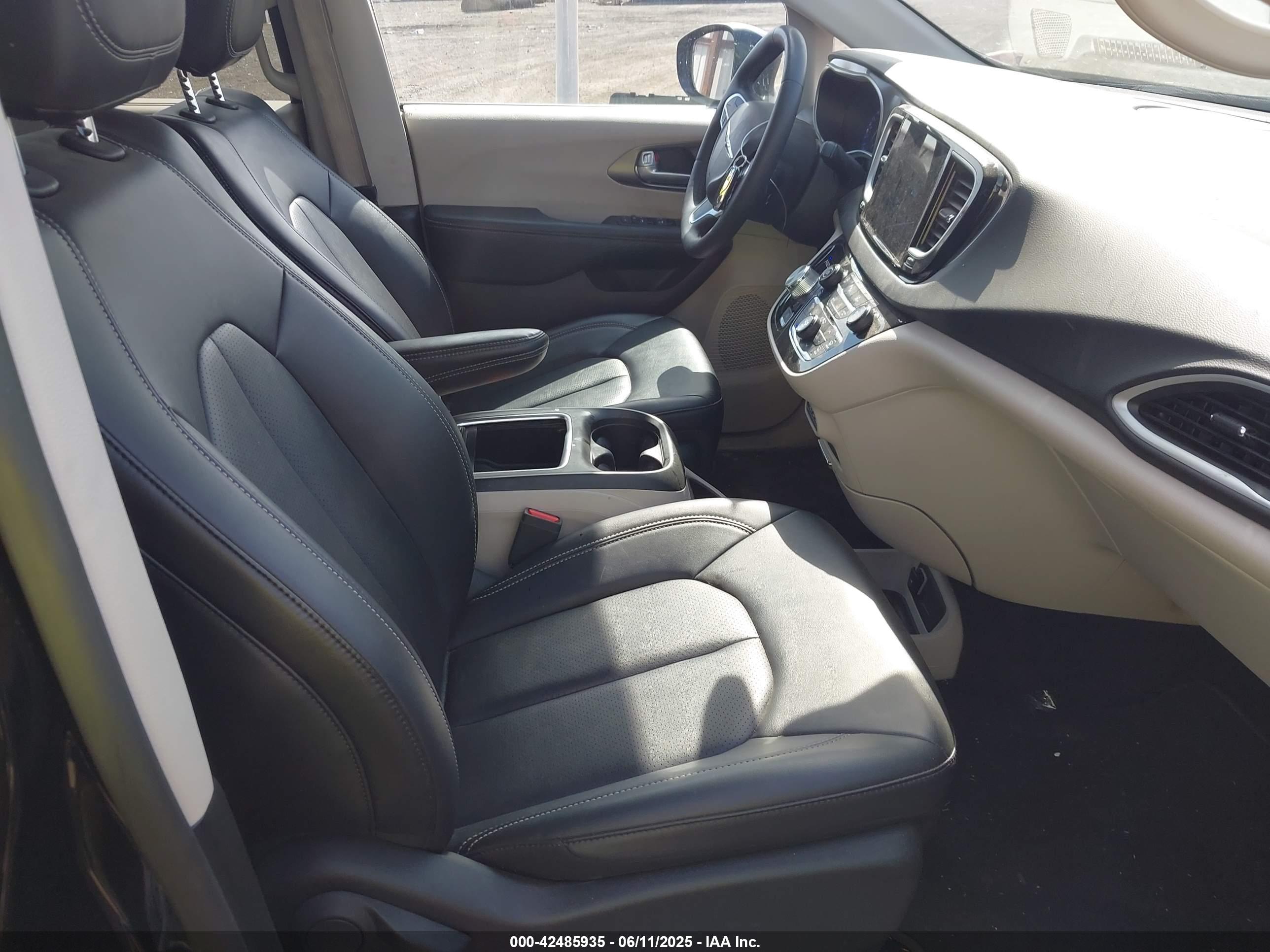 CHRYSLER PACIFICA image 5