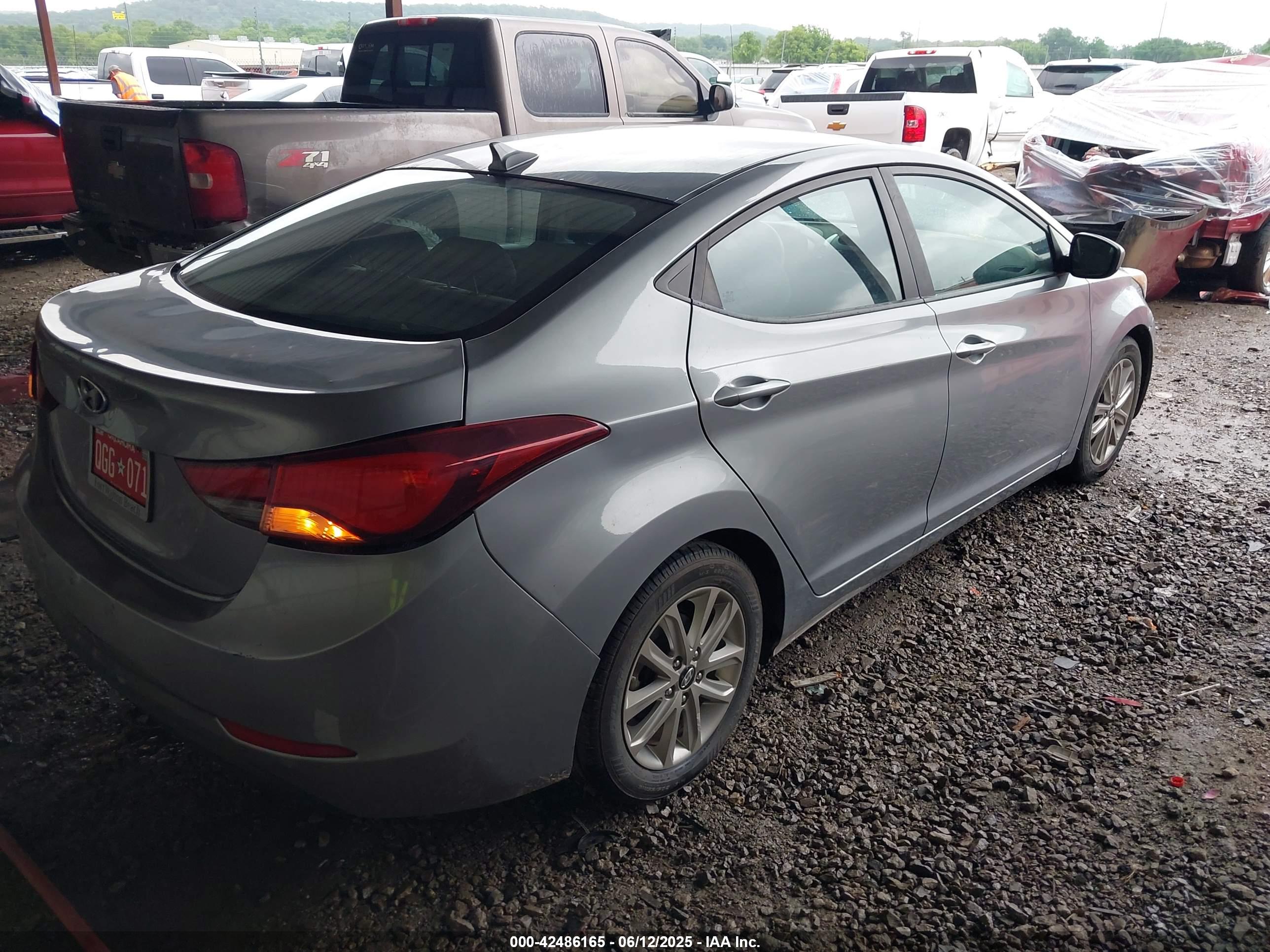 HYUNDAI ELANTRA image 4