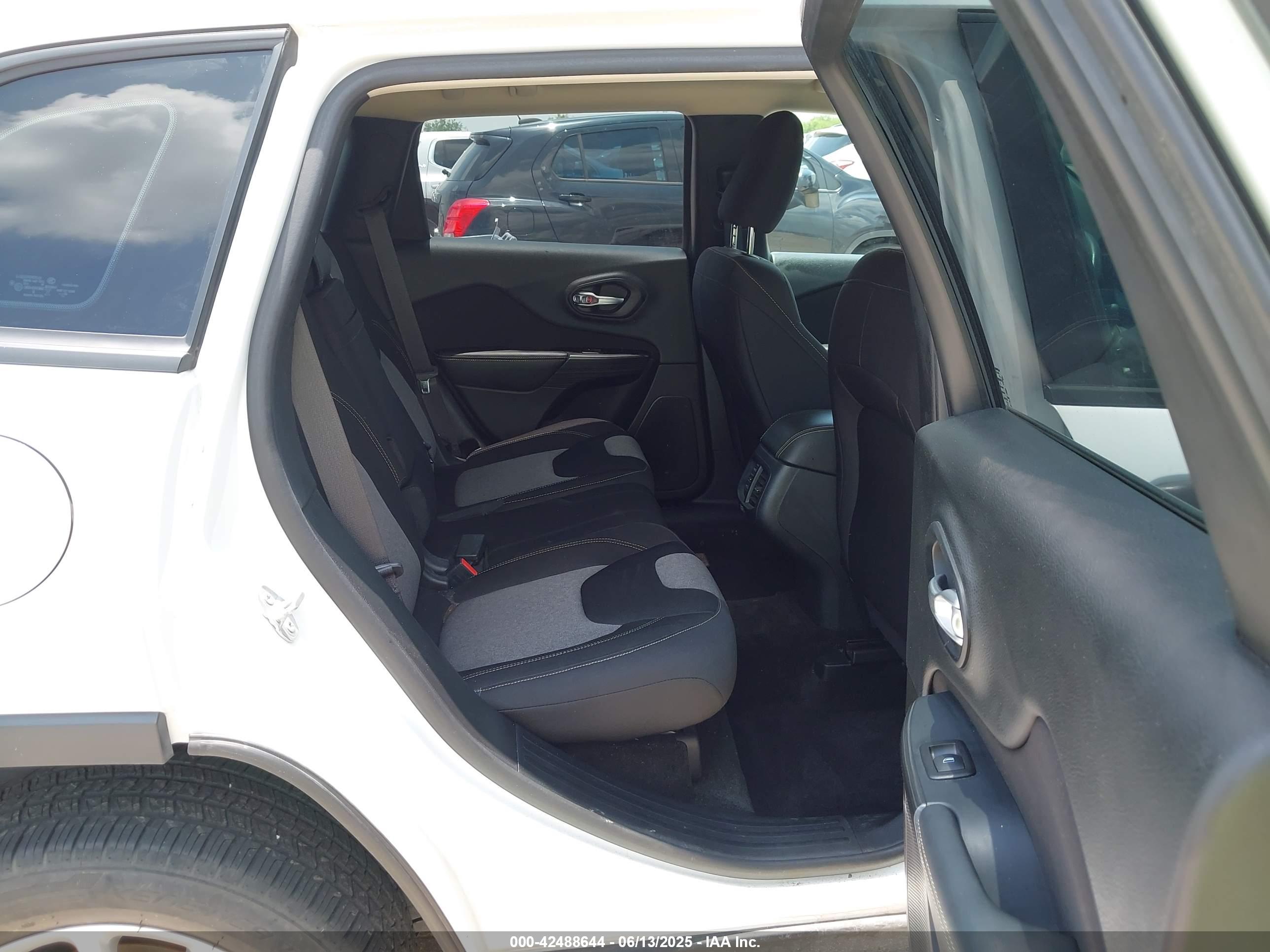 JEEP CHEROKEE image 8