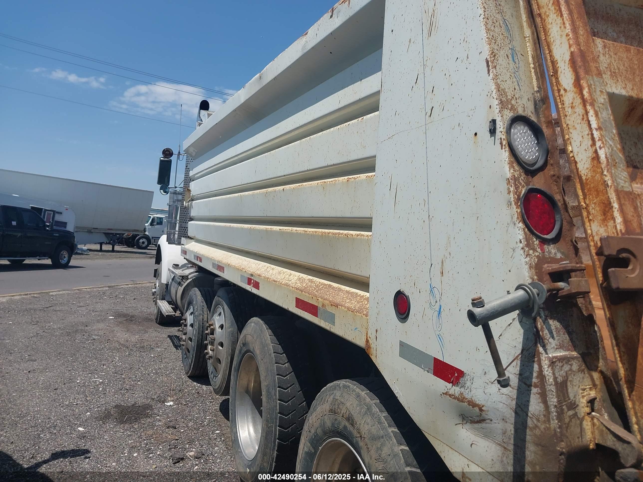 KENWORTH CONSTRUCTION image 3