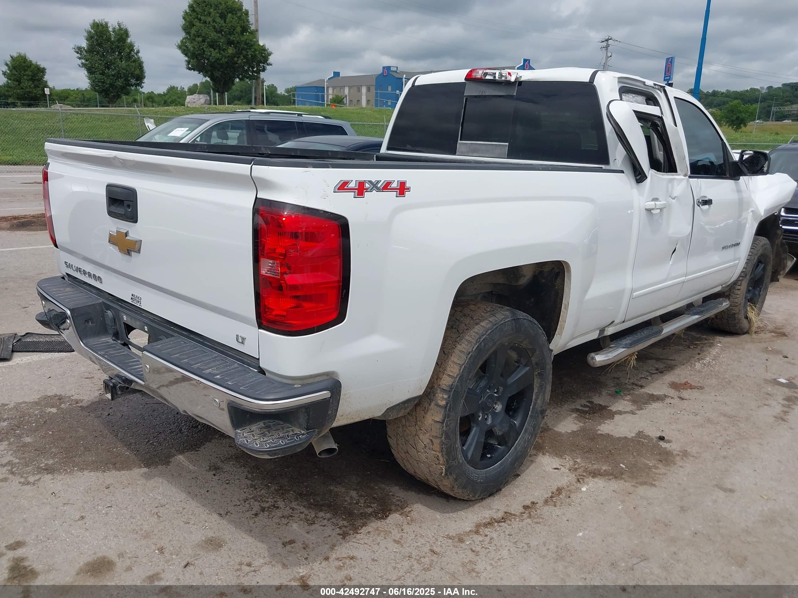 CHEVROLET SILVERADO image 4