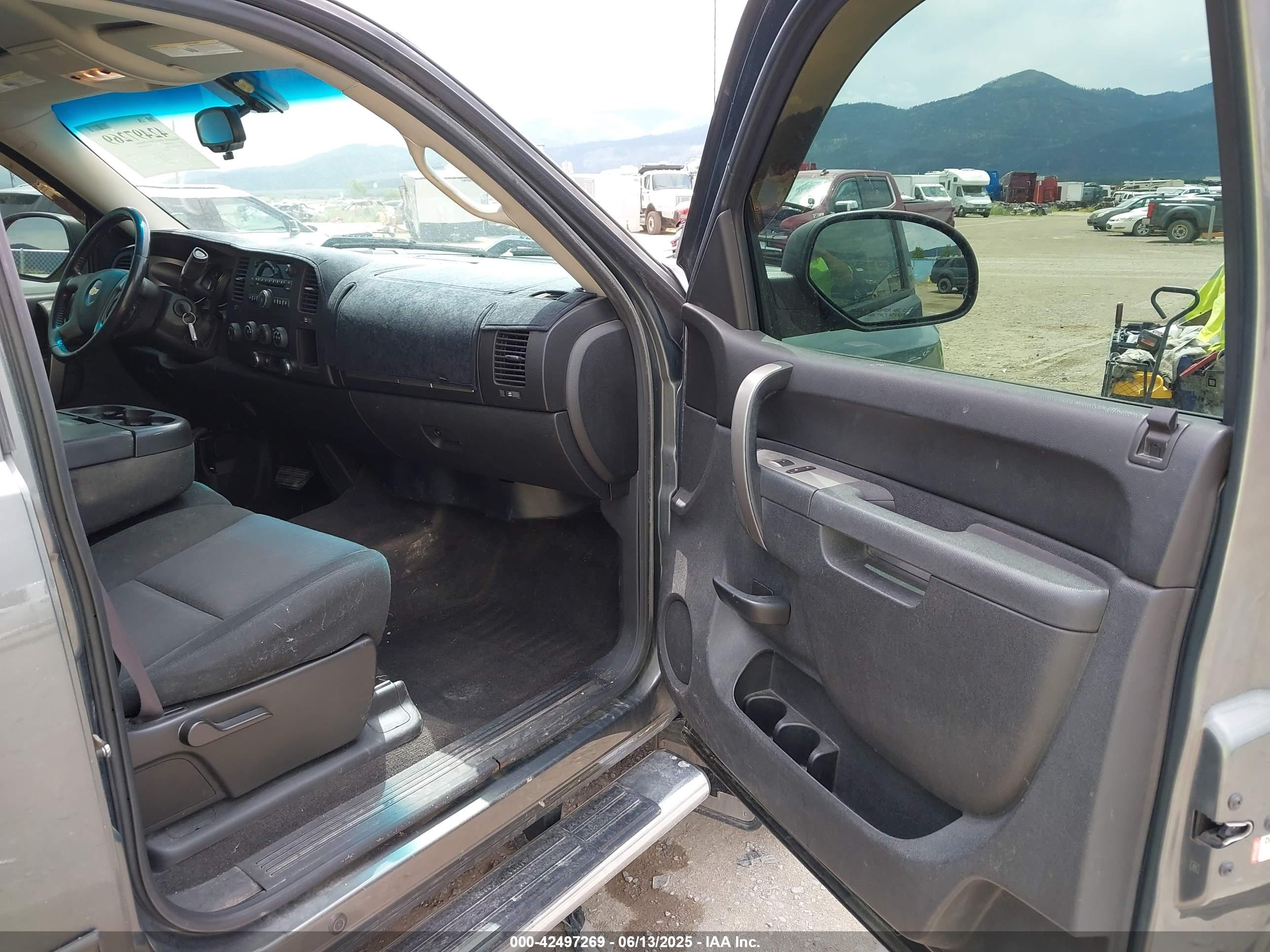CHEVROLET SILVERADO image 5
