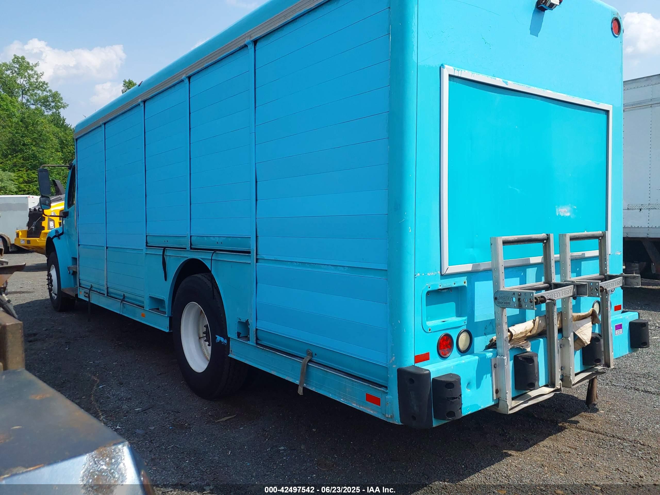 FREIGHTLINER M2 image 3