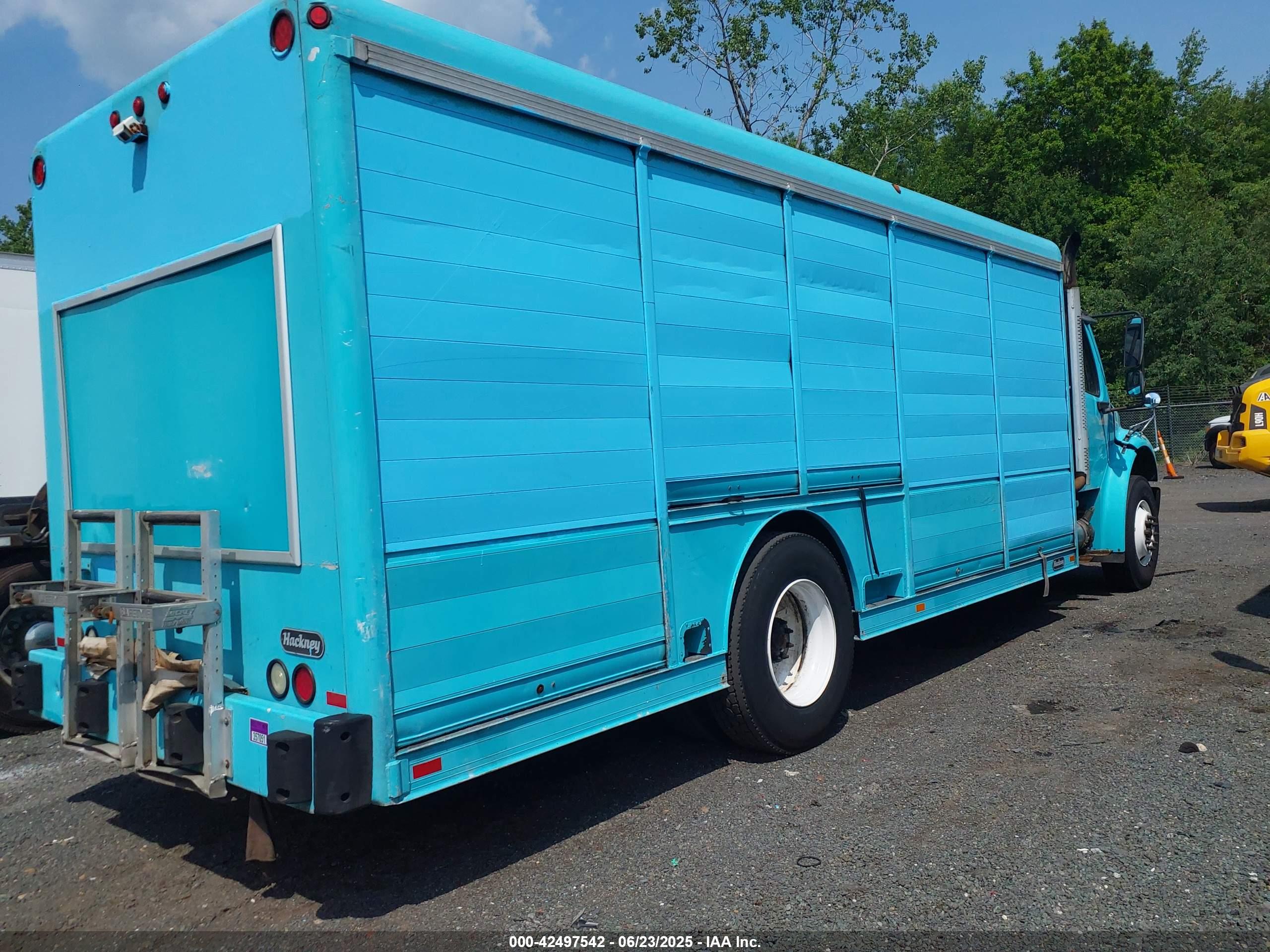 FREIGHTLINER M2 image 4