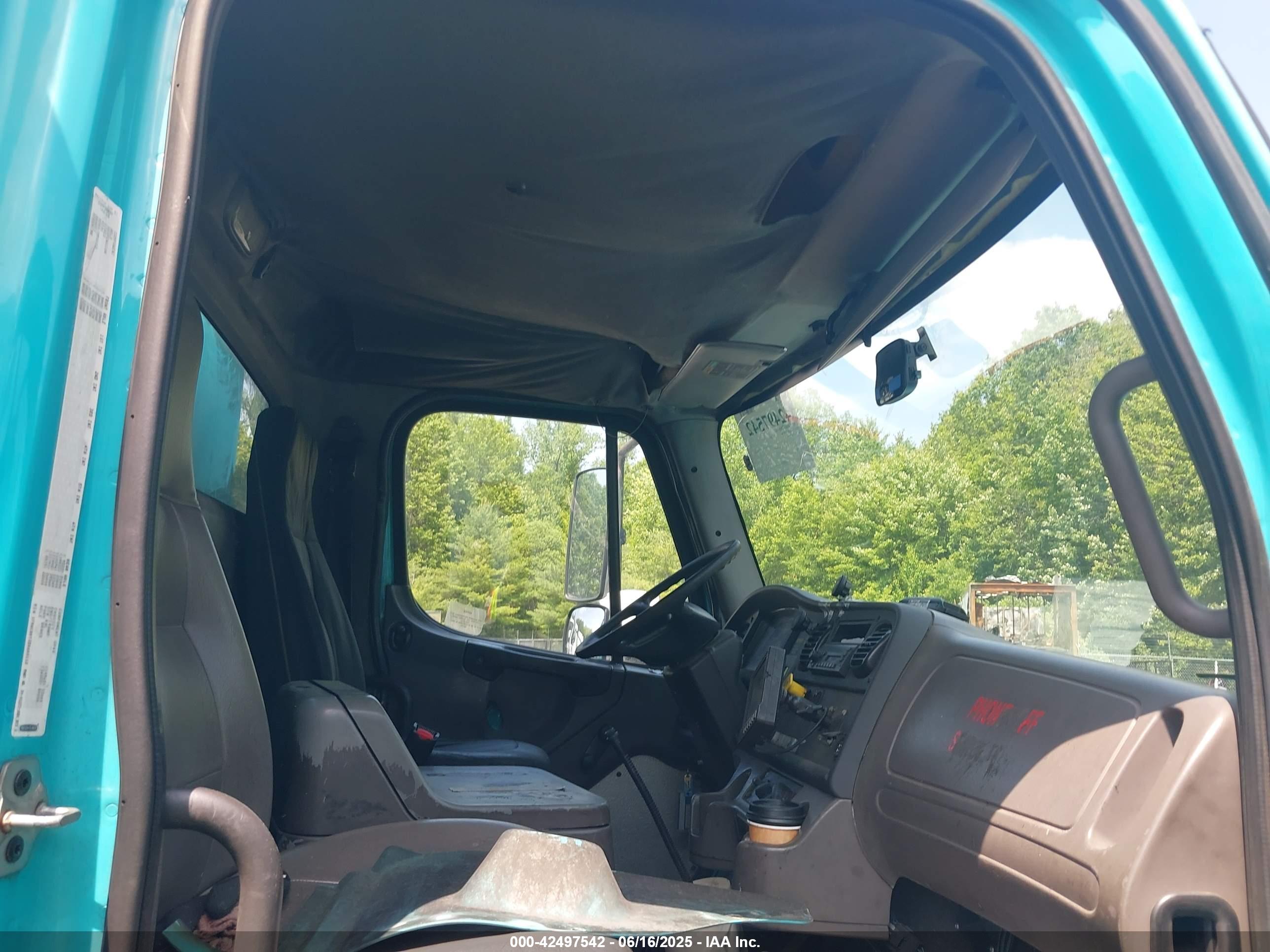 FREIGHTLINER M2 image 7