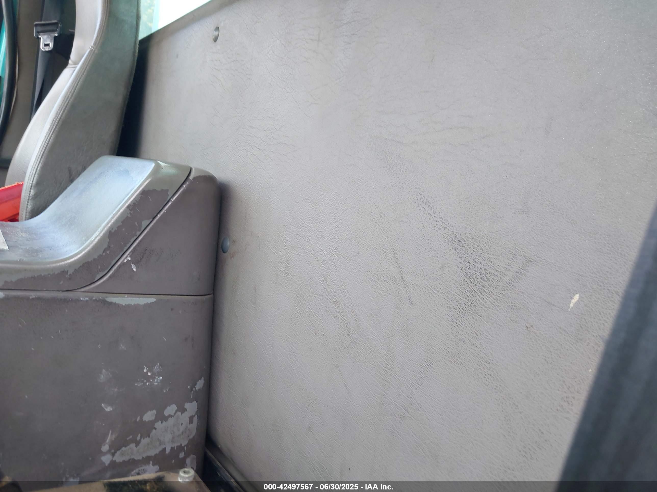 FREIGHTLINER M2 image 8