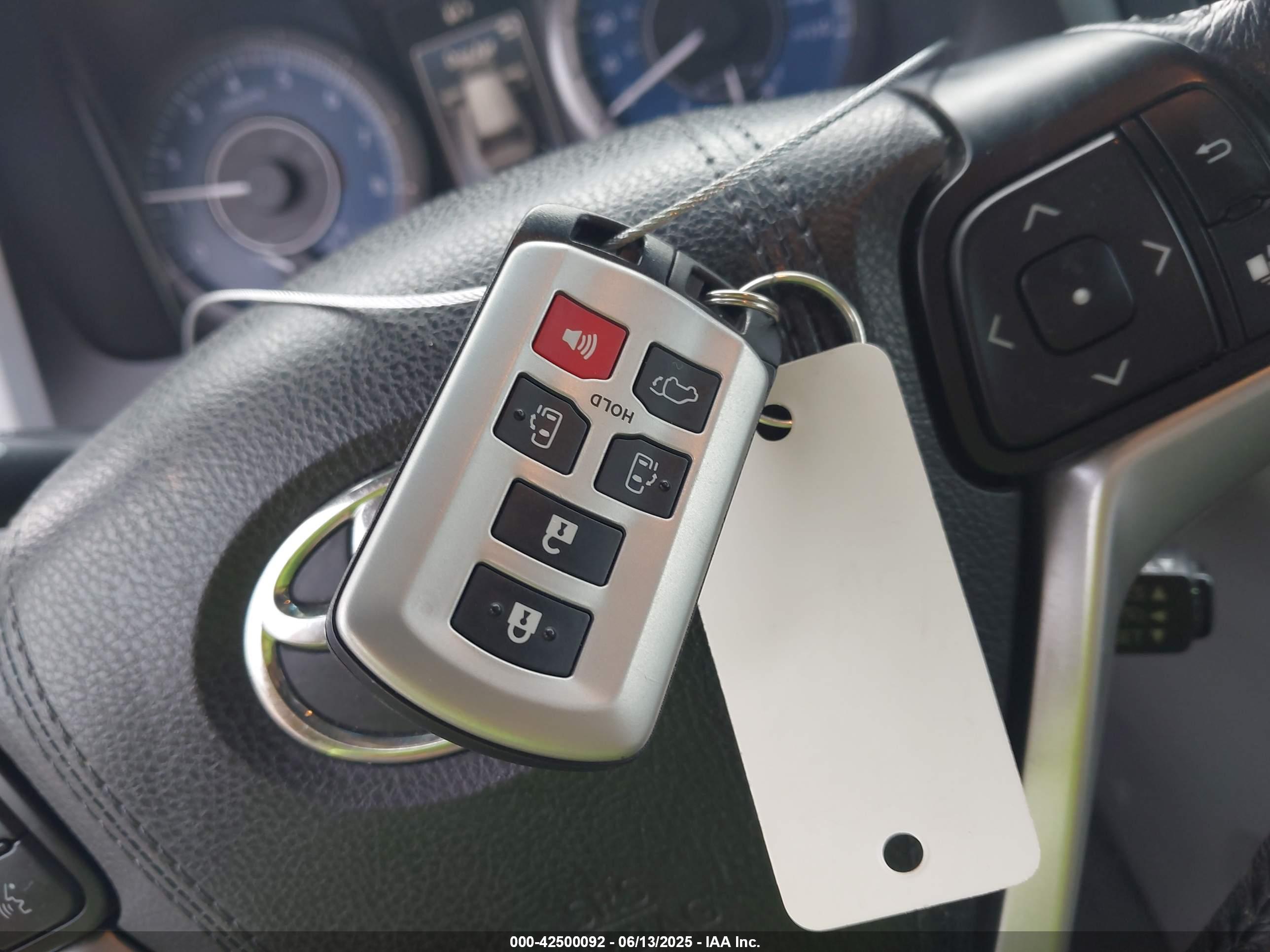 TOYOTA SIENNA image 11