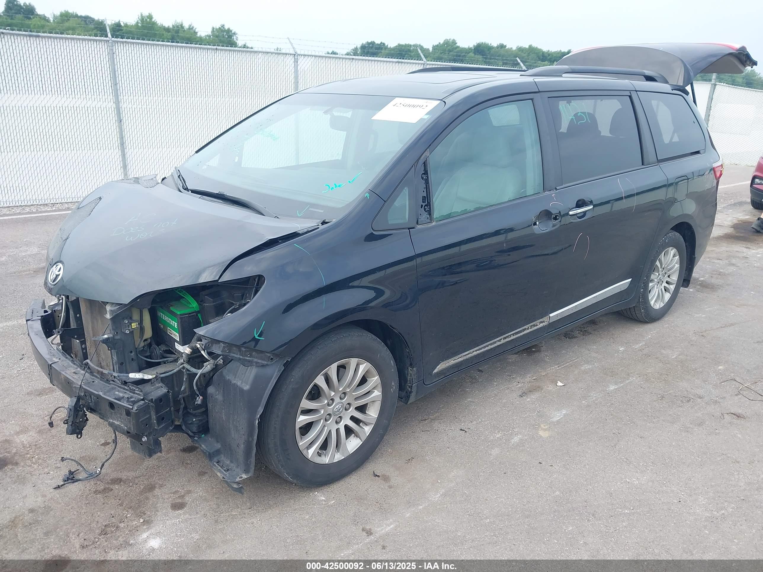 TOYOTA SIENNA image 2