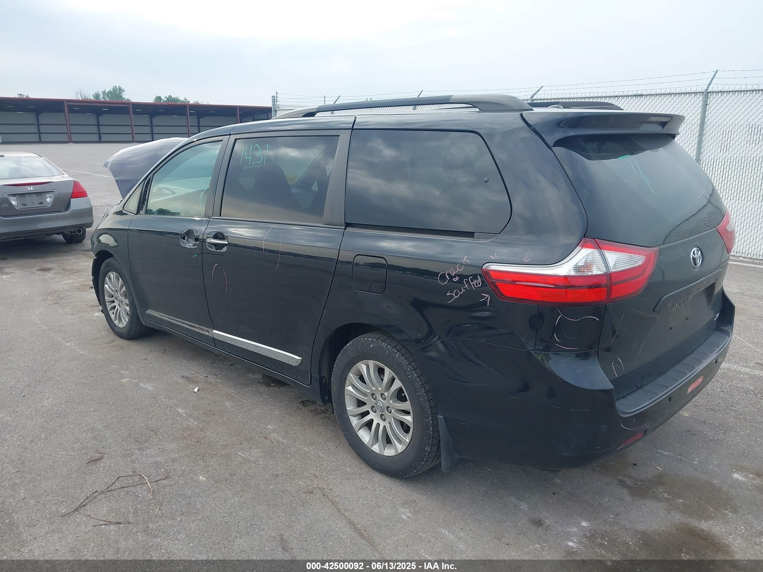 TOYOTA SIENNA image 3