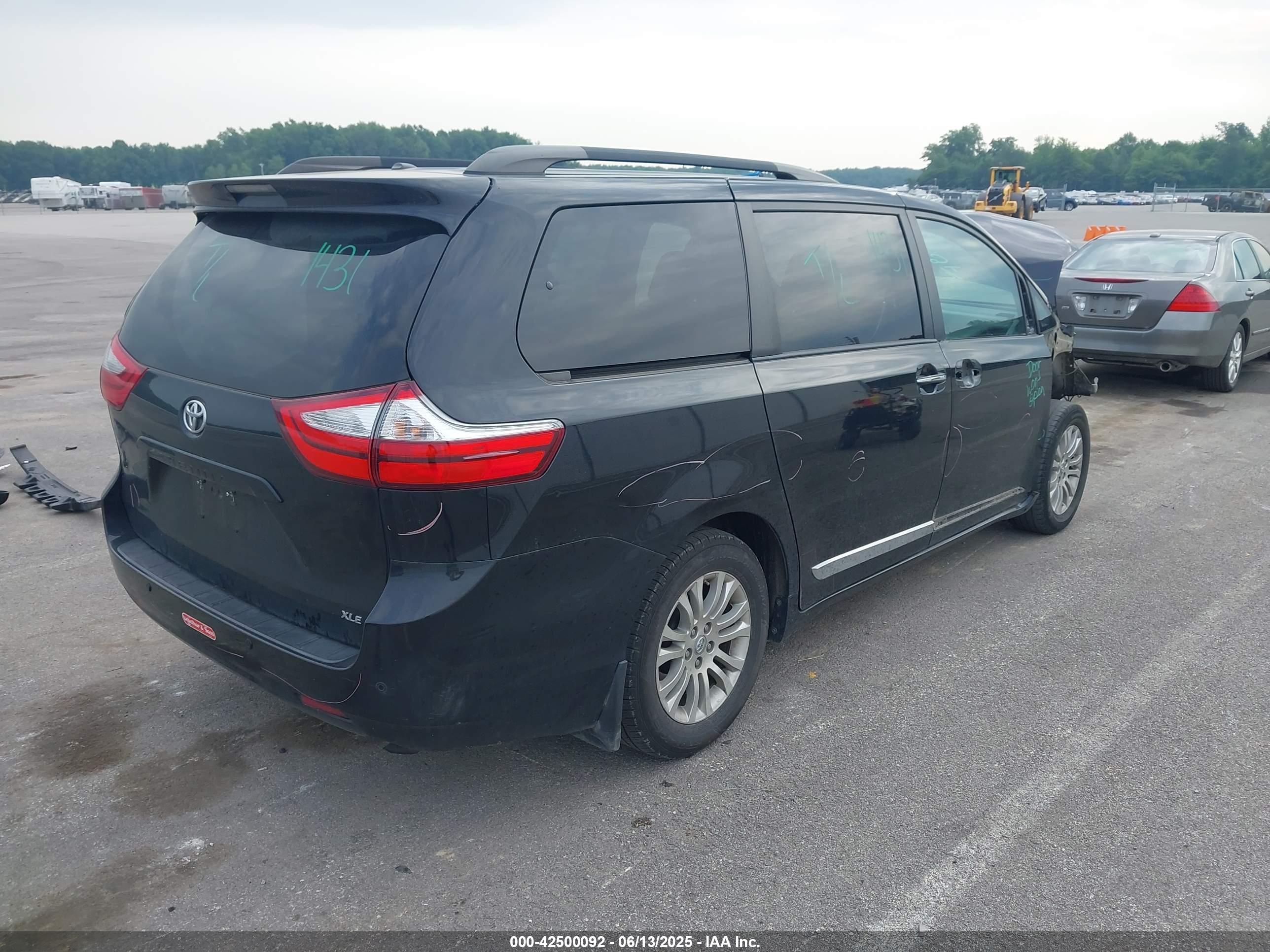 TOYOTA SIENNA image 4