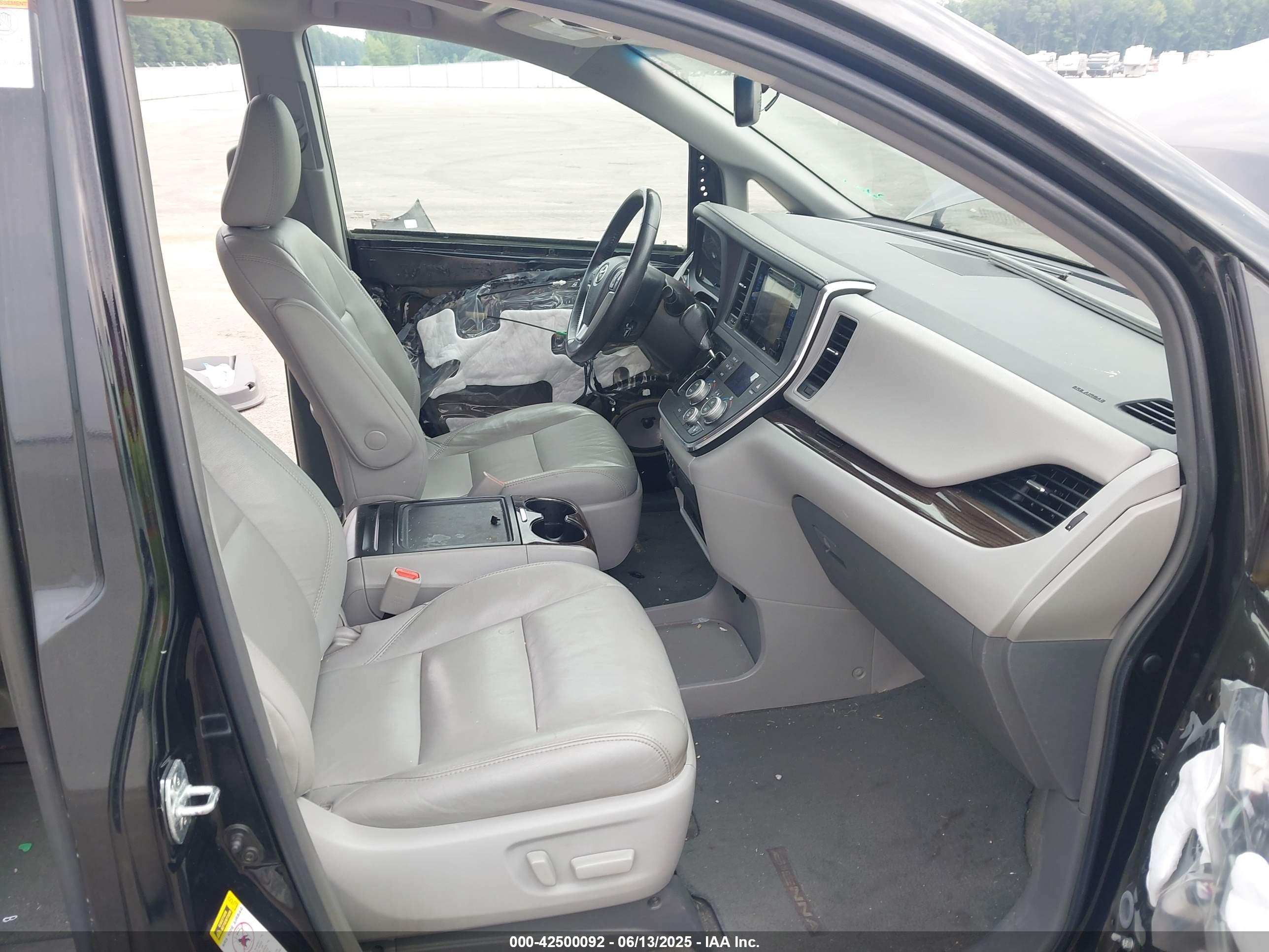 TOYOTA SIENNA image 5