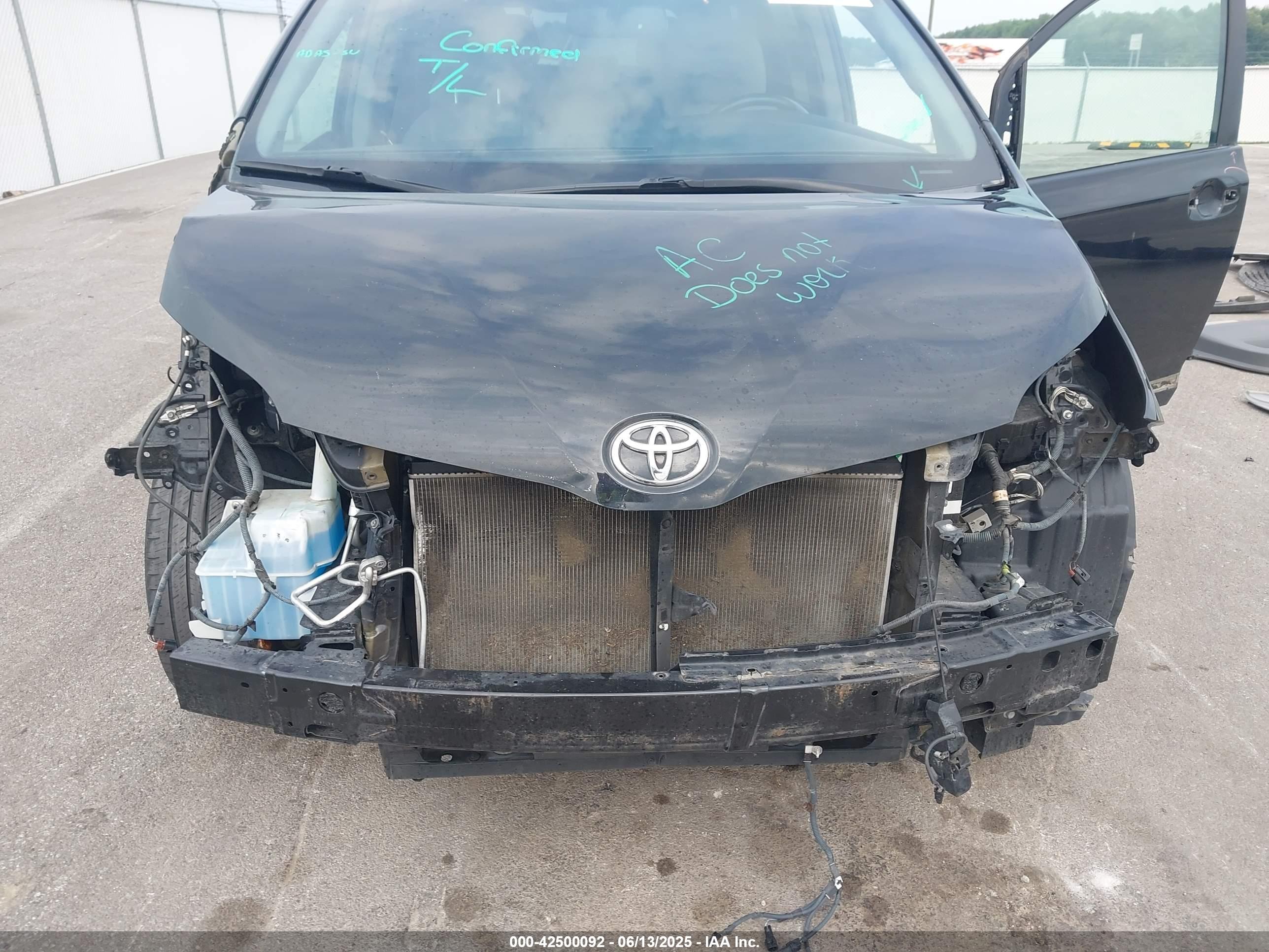 TOYOTA SIENNA image 6