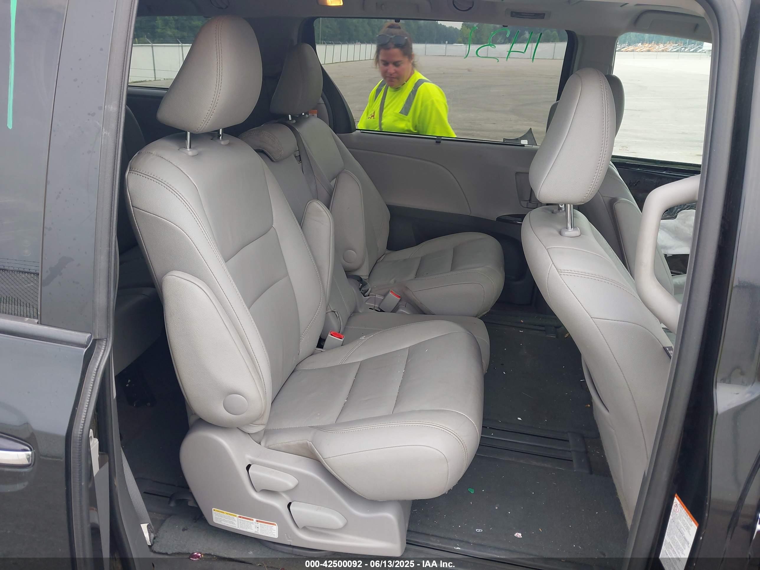 TOYOTA SIENNA image 8