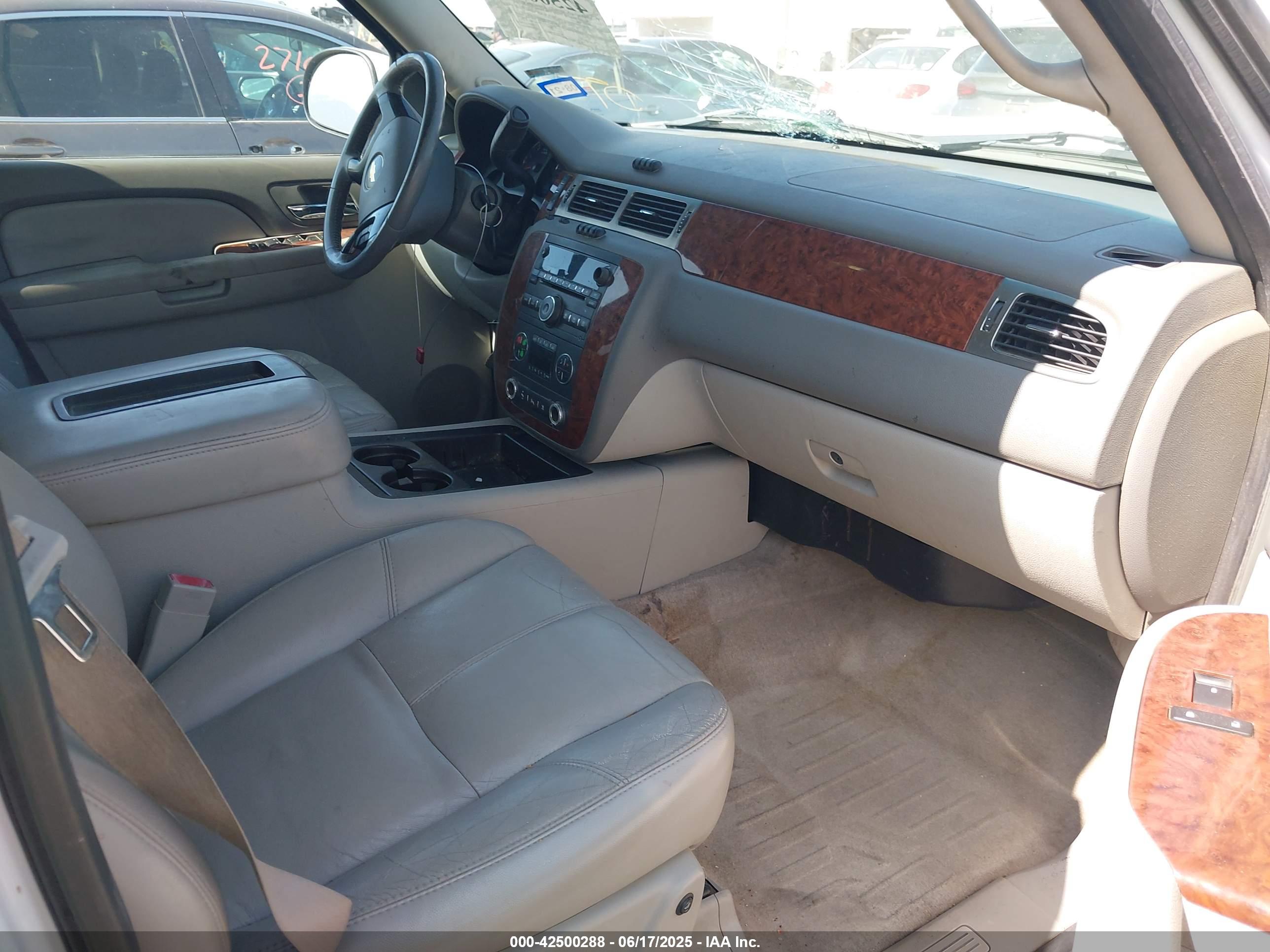 CHEVROLET SUBURBAN image 5