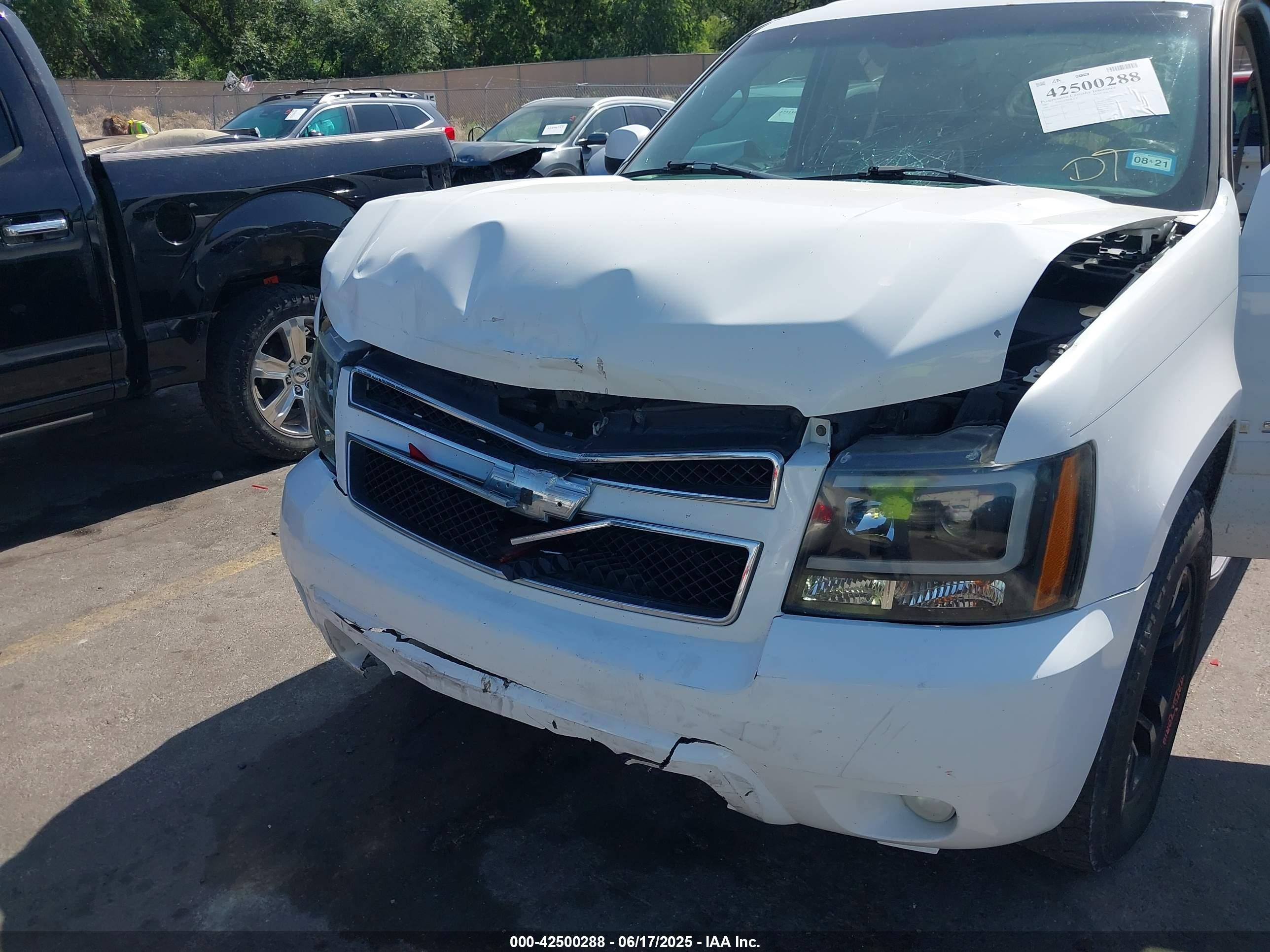 CHEVROLET SUBURBAN image 6
