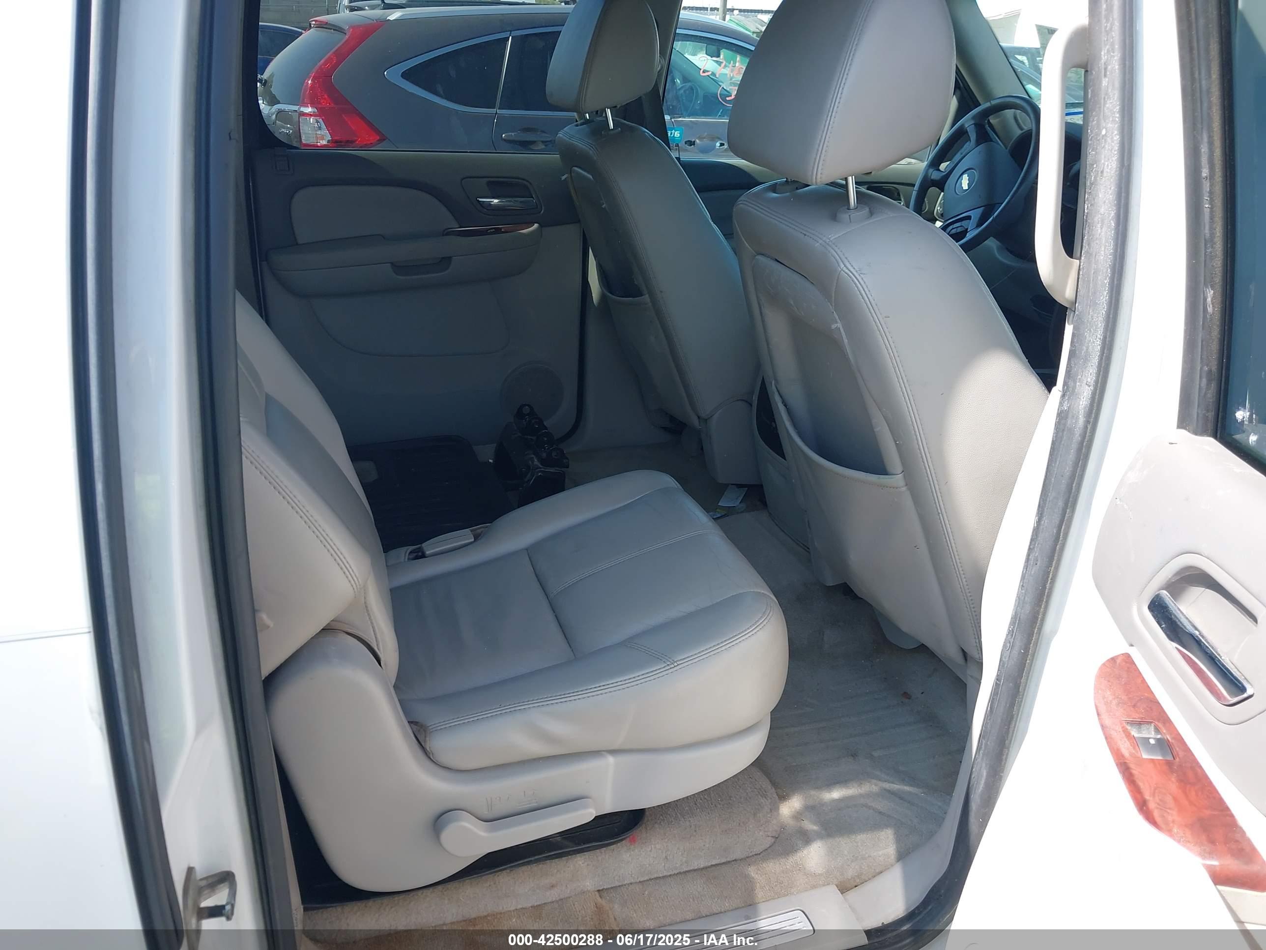 CHEVROLET SUBURBAN image 8